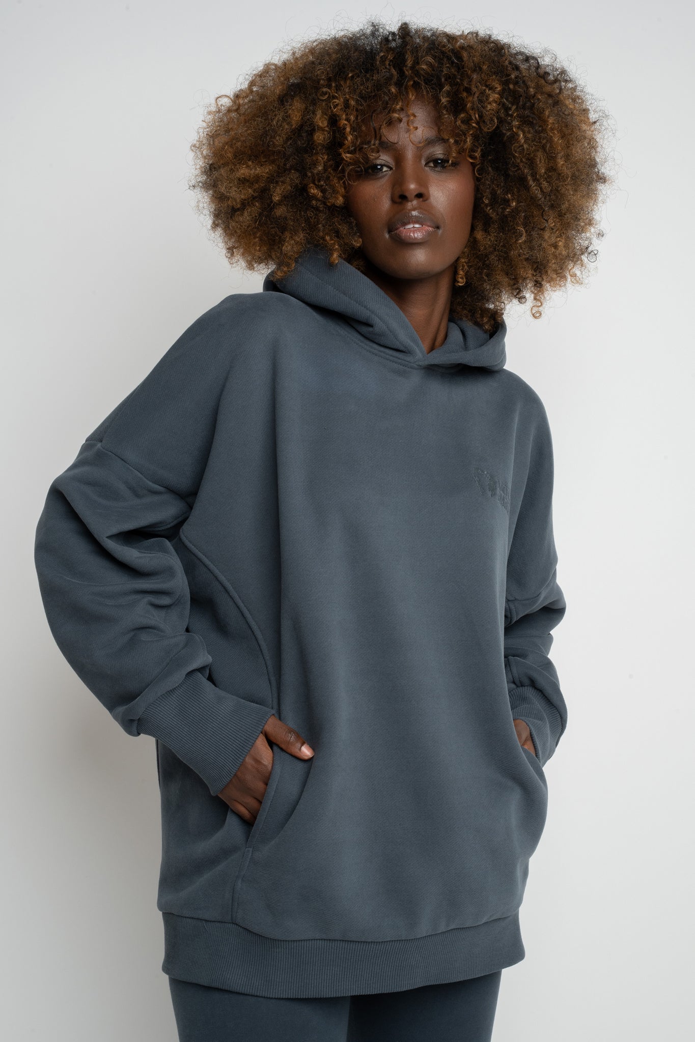 BLUZA OVERSIZE Z KAPTUREM GRAFITOWA- EGERIA