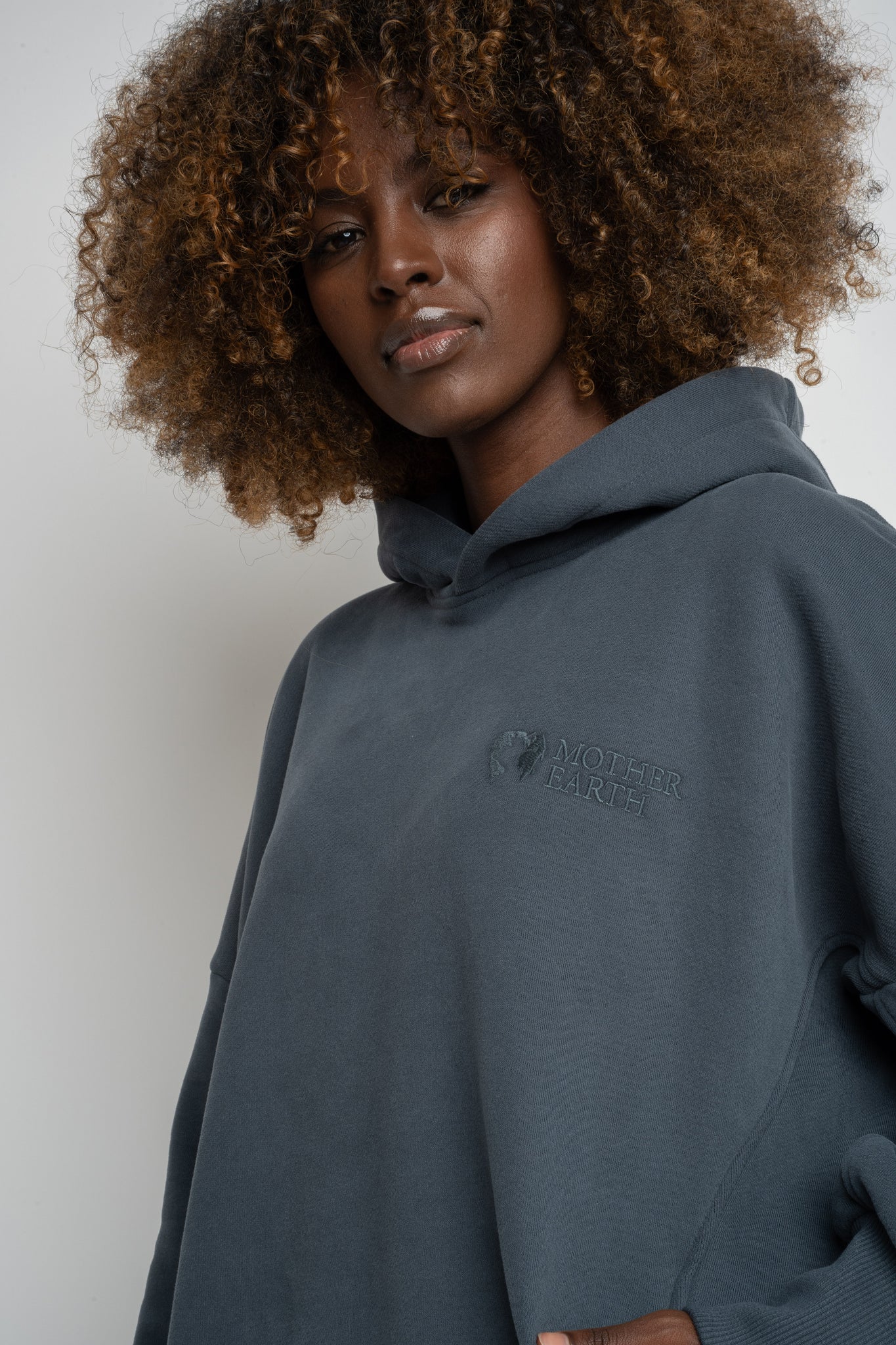 BLUZA OVERSIZE Z KAPTUREM GRAFITOWA- EGERIA