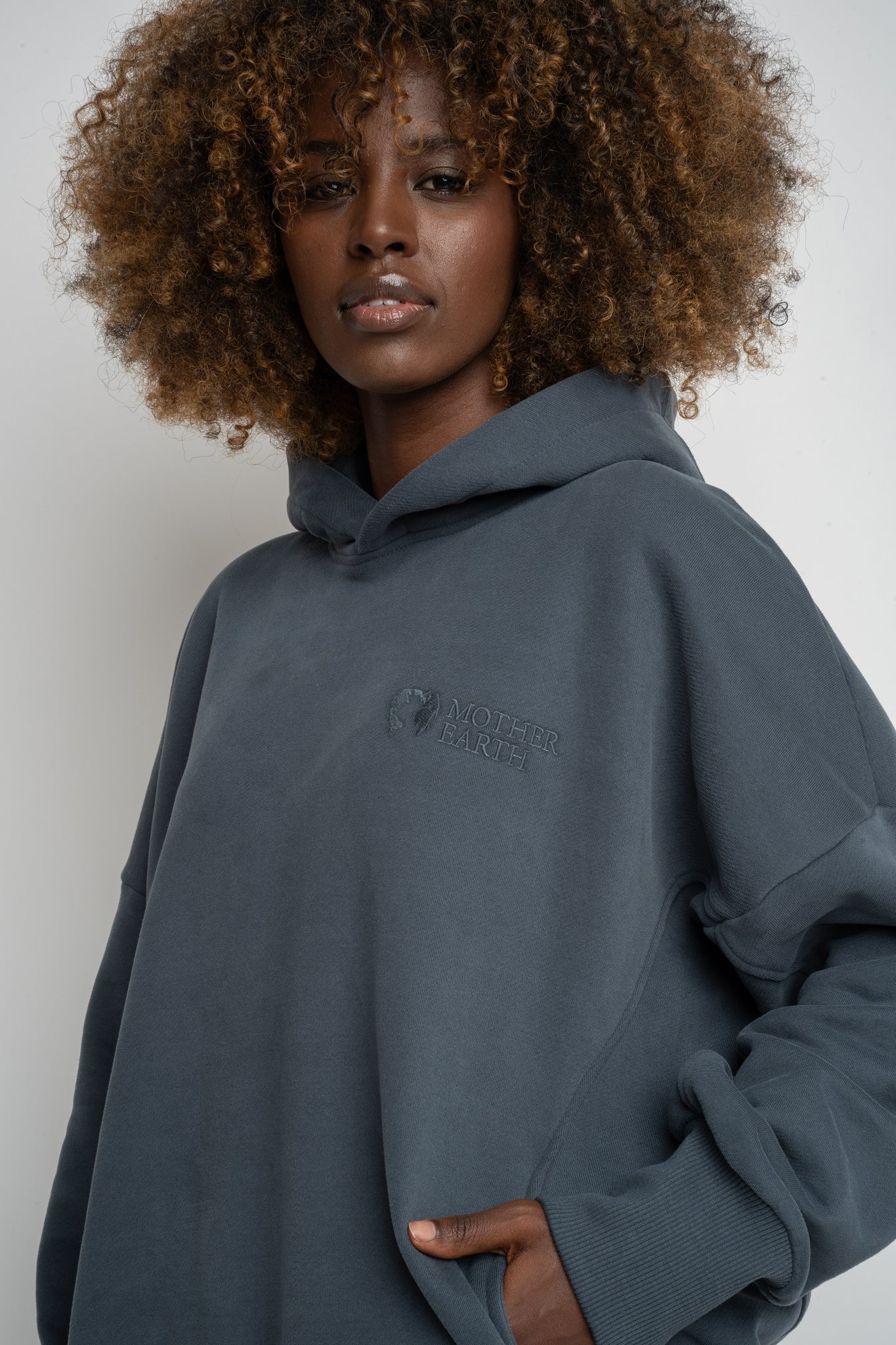 BLUZA OVERSIZE Z KAPTUREM GRAFITOWA- EGERIA