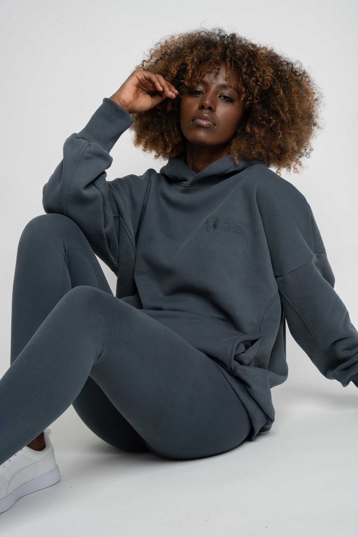 BLUZA OVERSIZE Z KAPTUREM GRAFITOWA- EGERIA
