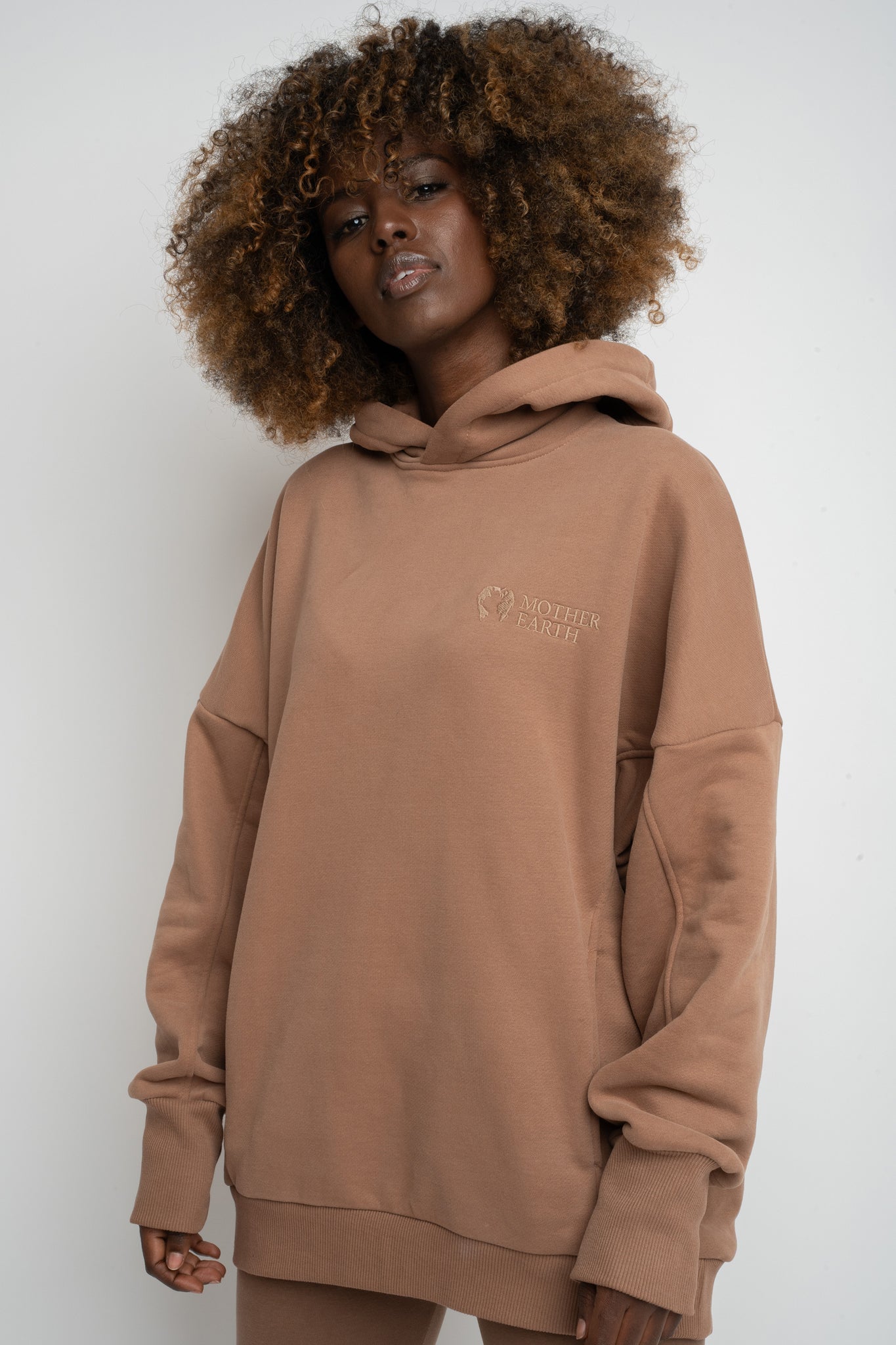 BLUZA OVERSIZE Z KAPTUREM BRĄZOWA- EGERIA