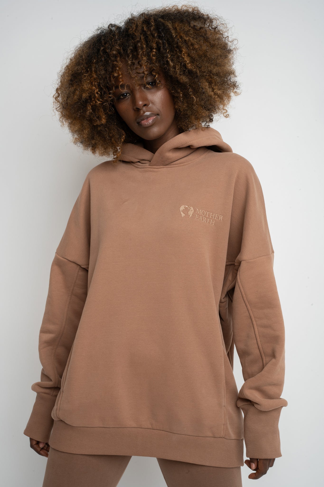 BLUZA OVERSIZE Z KAPTUREM BRĄZOWA- EGERIA
