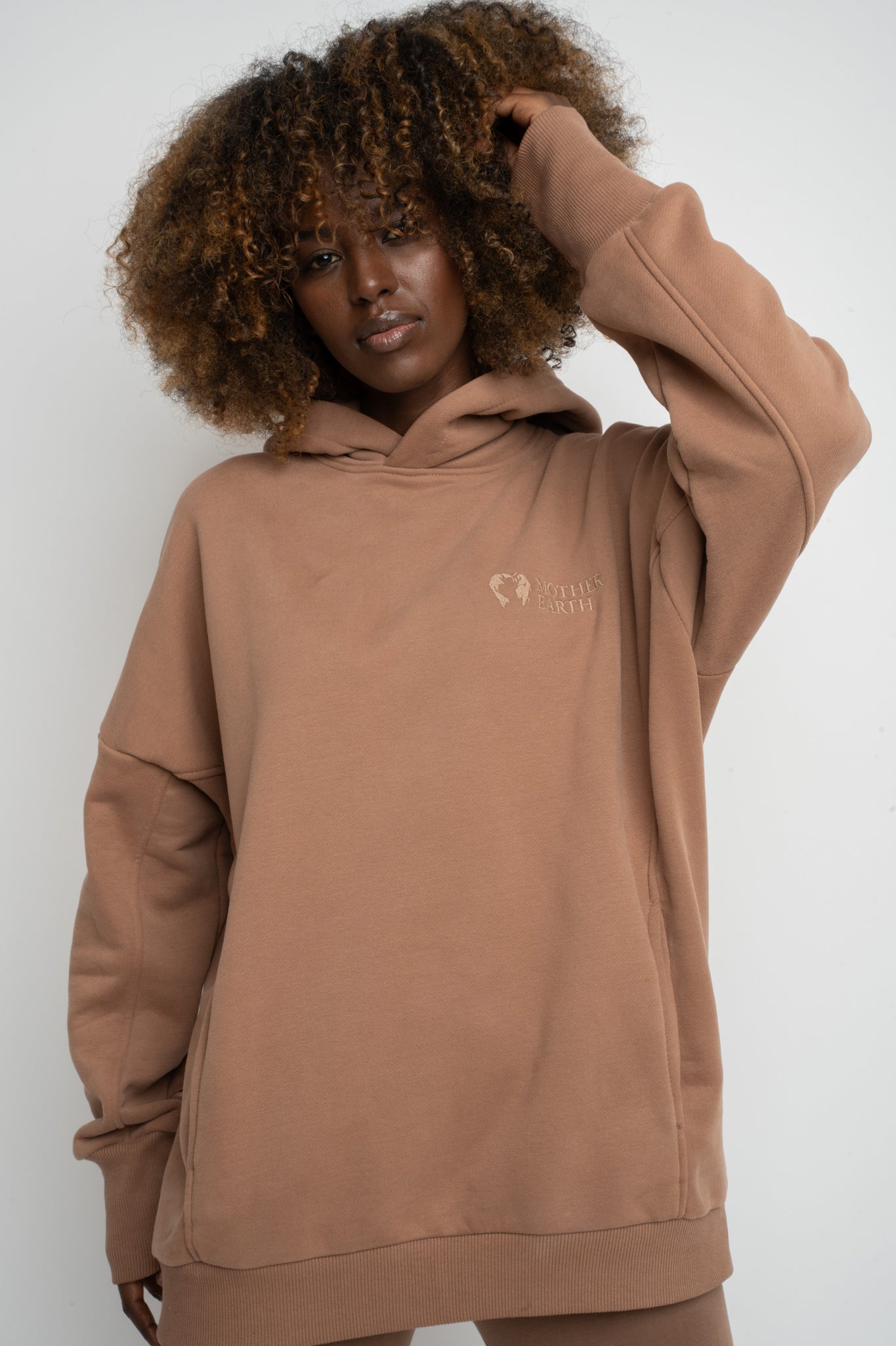 BLUZA OVERSIZE Z KAPTUREM BRĄZOWA- EGERIA