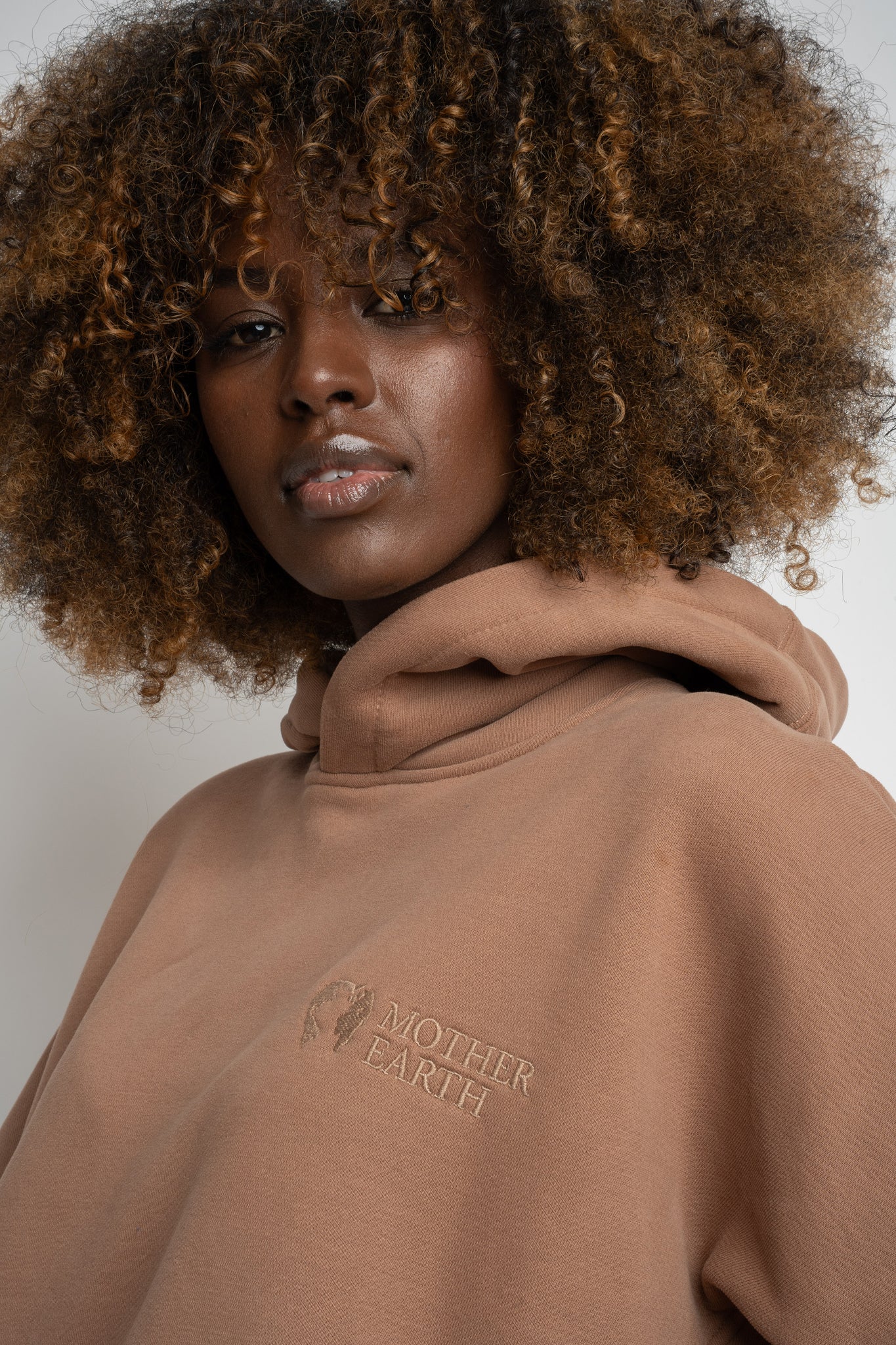 BLUZA OVERSIZE Z KAPTUREM BRĄZOWA- EGERIA