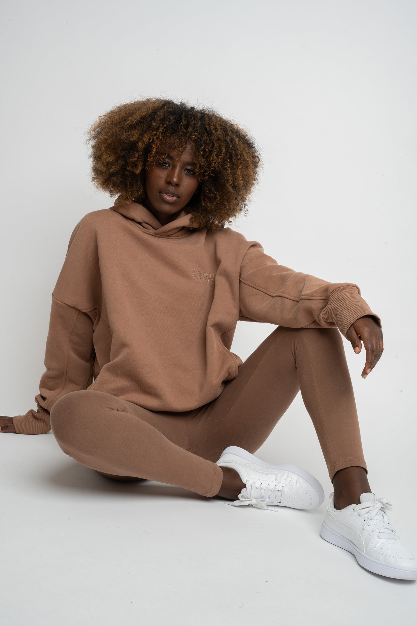 BLUZA OVERSIZE Z KAPTUREM BRĄZOWA- EGERIA