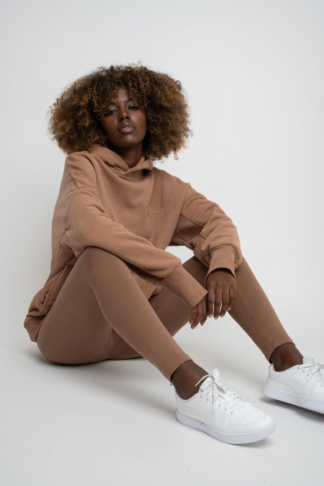 BLUZA OVERSIZE Z KAPTUREM BRĄZOWA- EGERIA