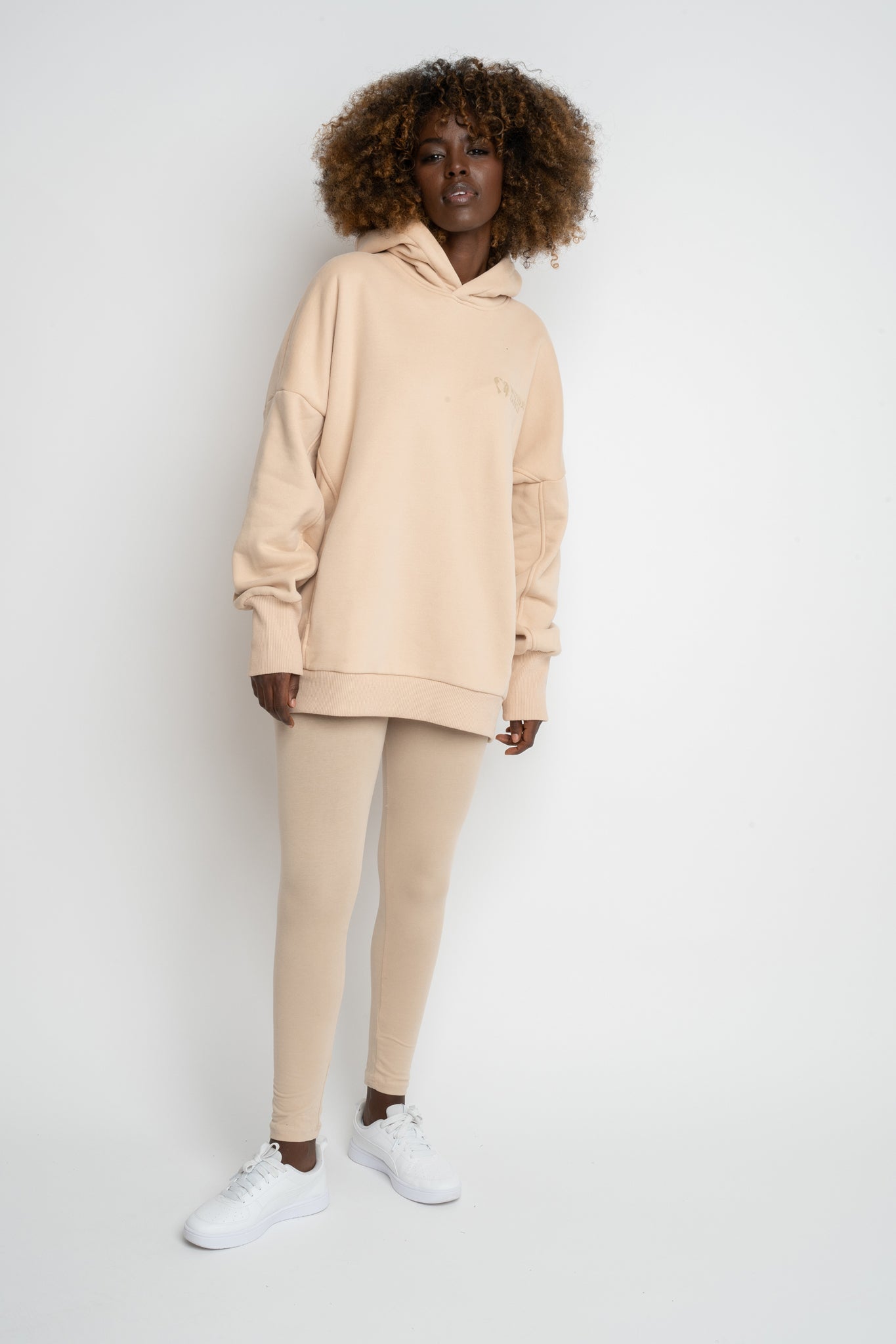 BLUZA OVERSIZE Z KAPTUREM BEŻOWA - EGERIA