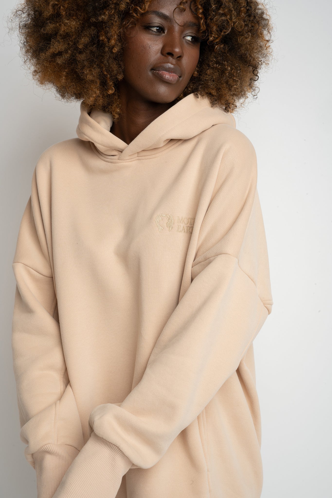 BLUZA OVERSIZE Z KAPTUREM BEŻOWA - EGERIA