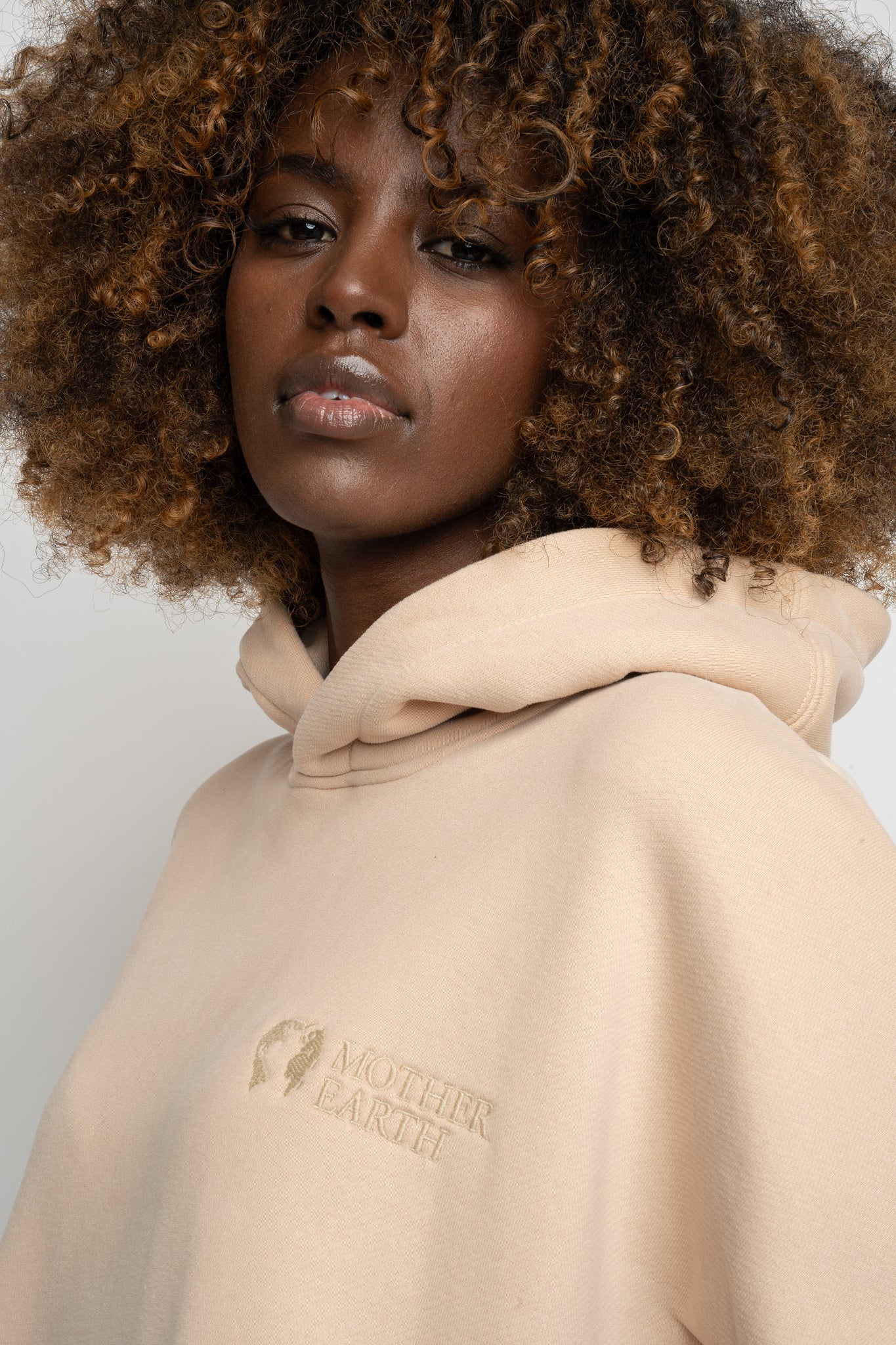 BLUZA OVERSIZE Z KAPTUREM BEŻOWA - EGERIA