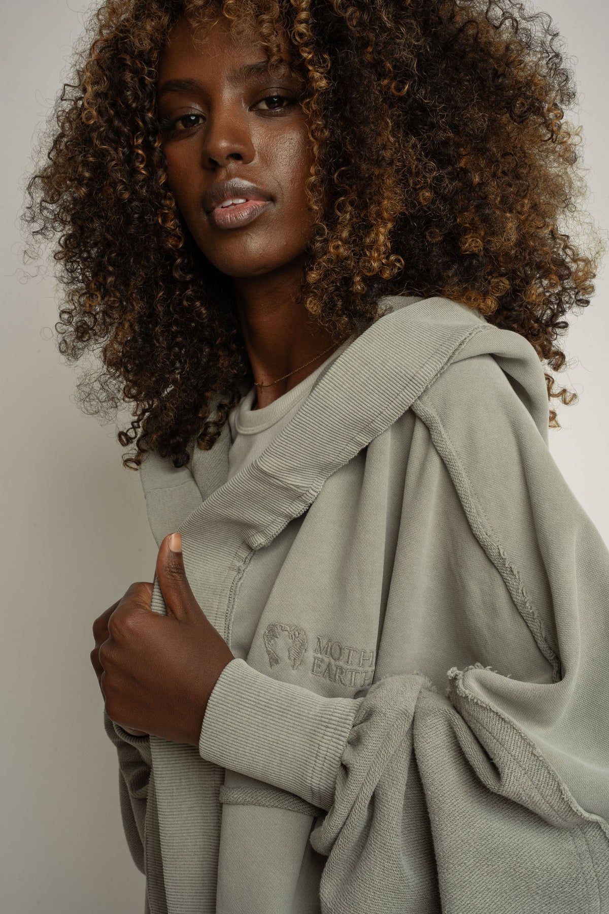 BLUZA Z EFEKTEM WASHED OLIWKOWA - LUND