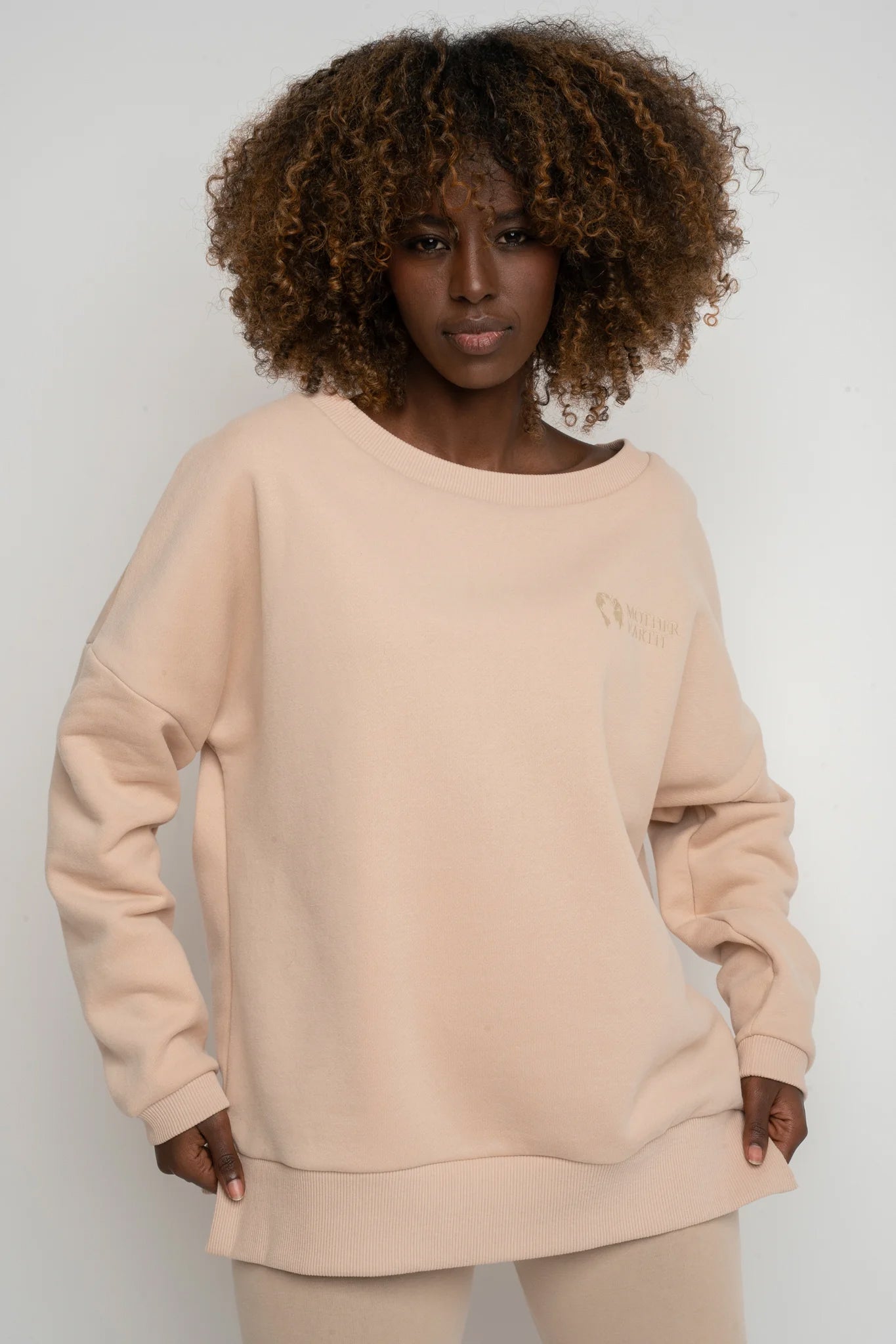 BLUZA OVERSIZE Z SZEROKIM DEKOLTEM 2nd DROP BEŻOWA - MULL