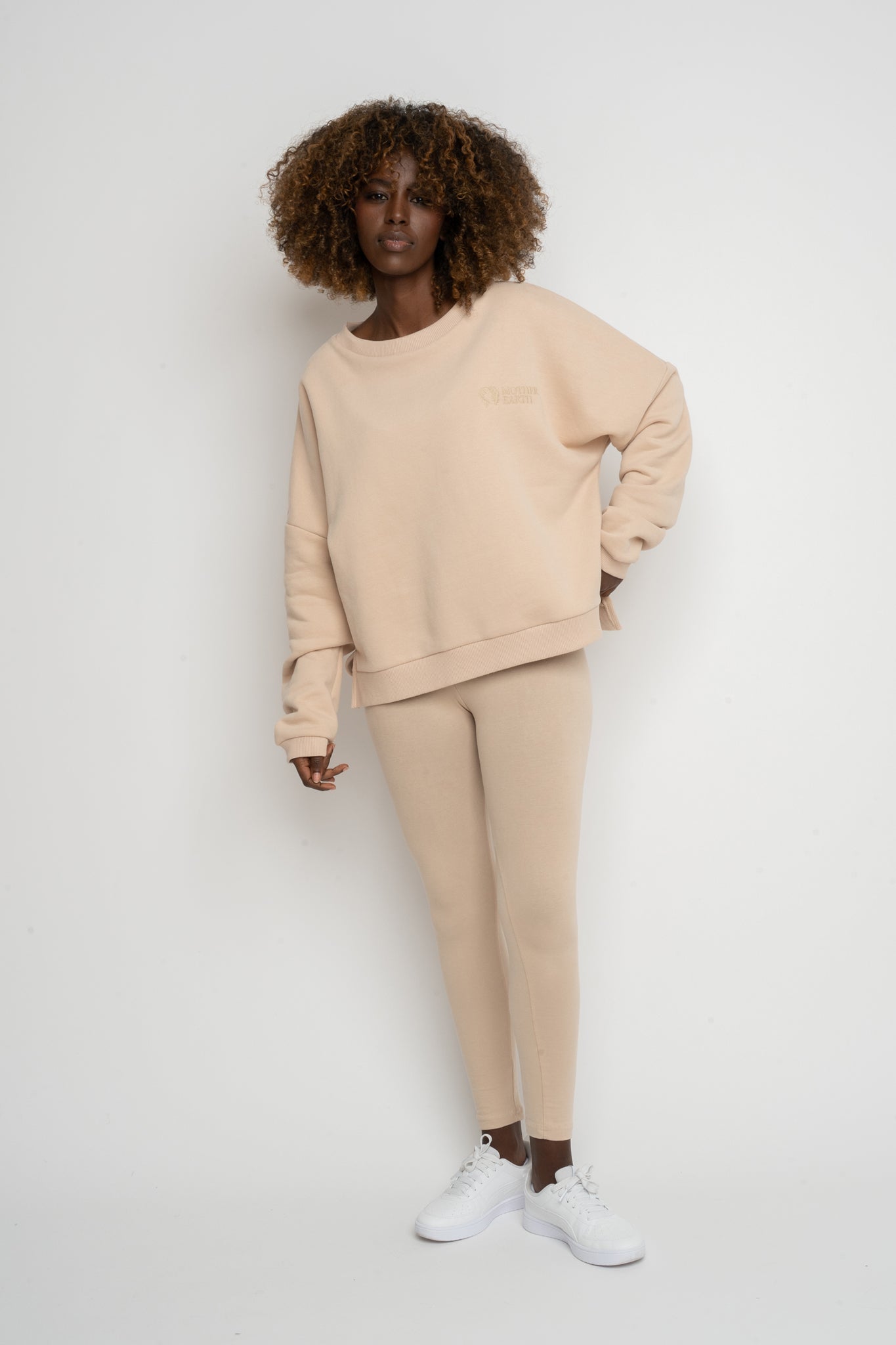 BLUZA O KROJU REGULAR FIT Z DŁUŻSZYM TYŁEM BEŻOWA - COOK