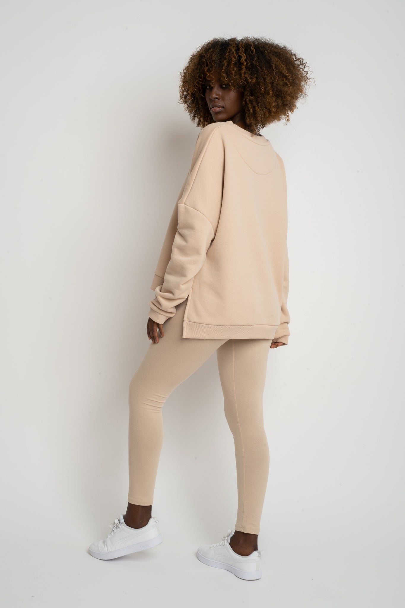 BLUZA O KROJU REGULAR FIT Z DŁUŻSZYM TYŁEM BEŻOWA - COOK