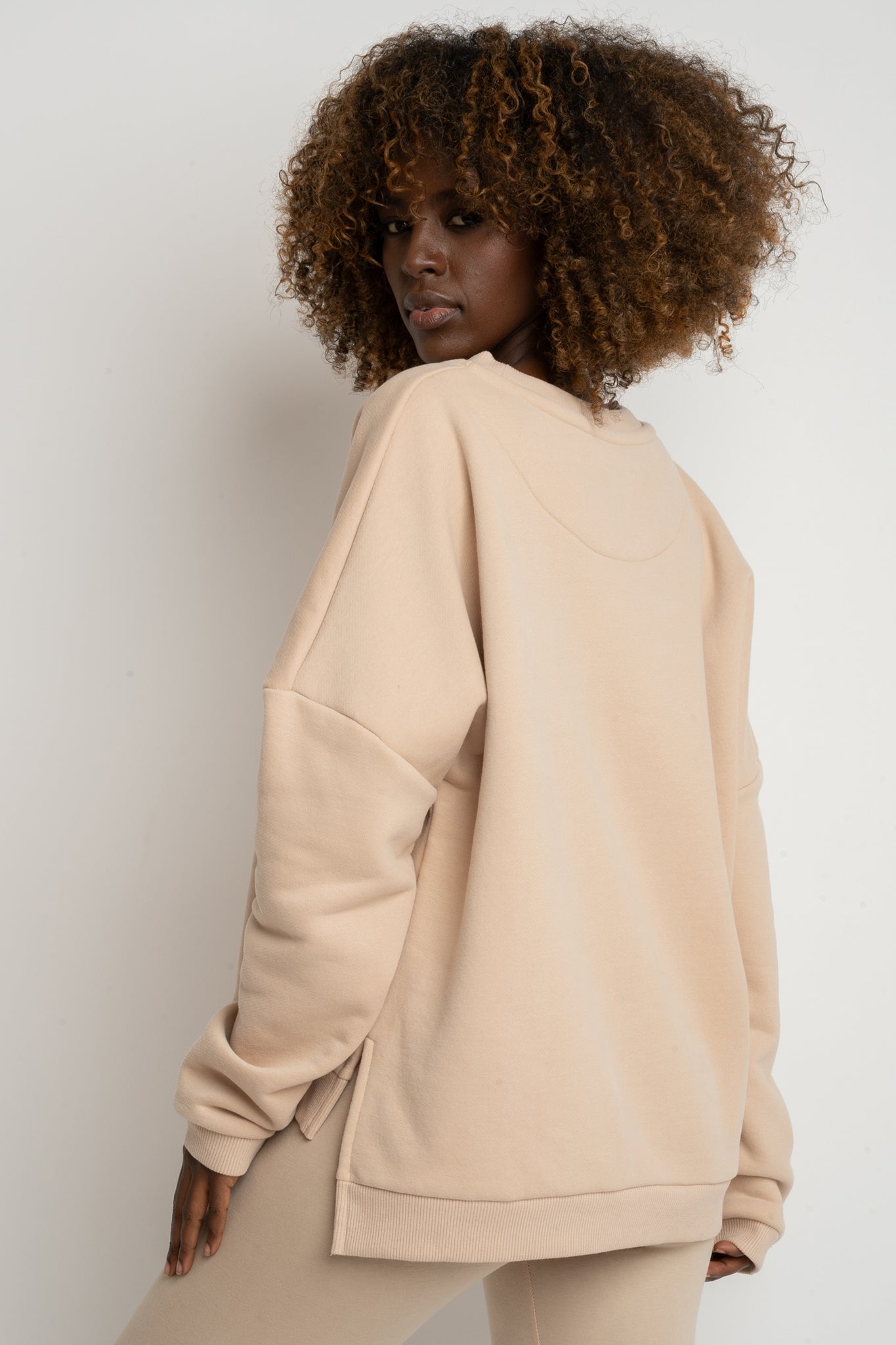BLUZA O KROJU REGULAR FIT Z DŁUŻSZYM TYŁEM BEŻOWA - COOK