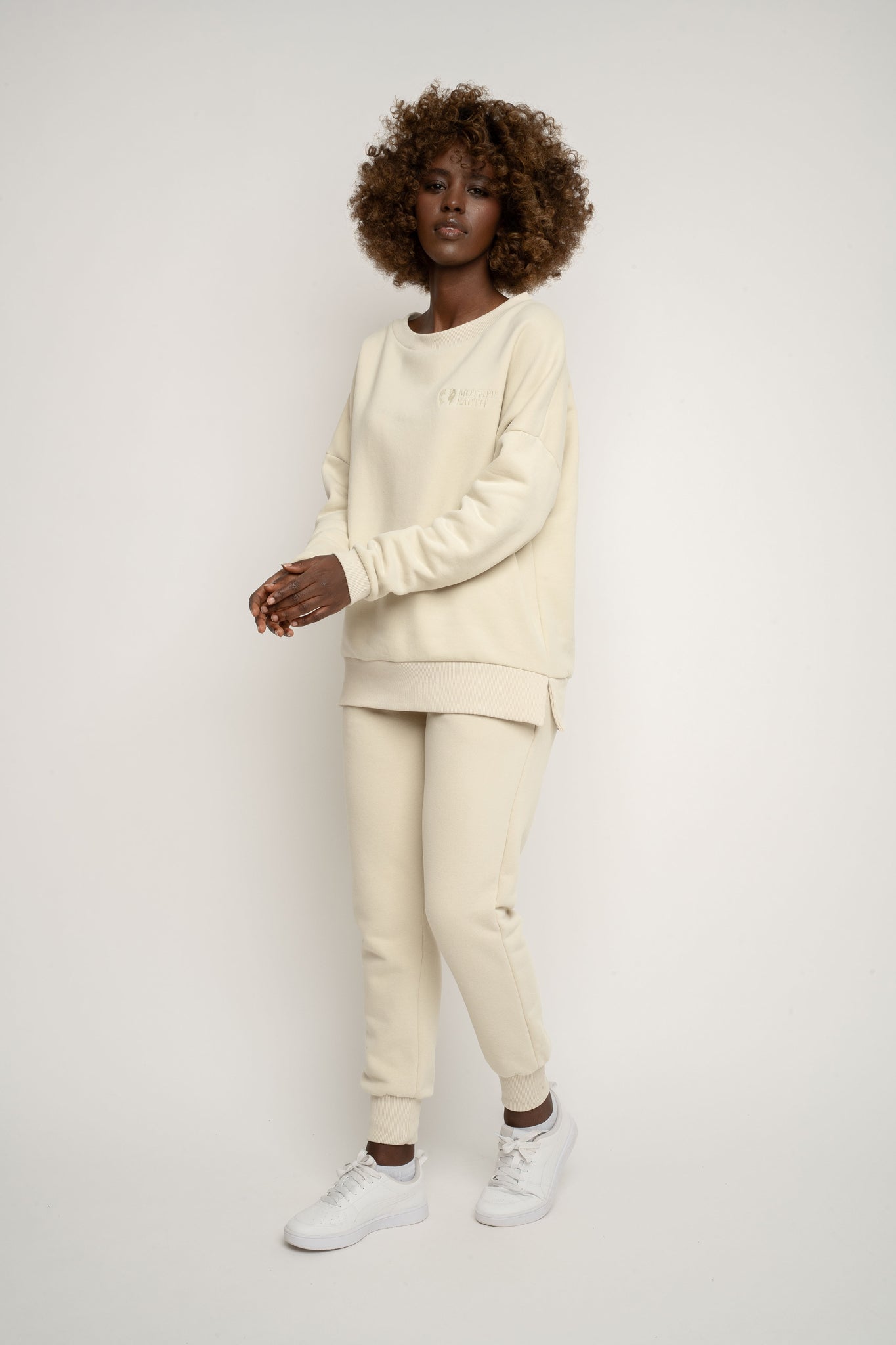 BLUZA OVERSIZE Z SZEROKIM DEKOLTEM JASNOBEŻOWA - MULL