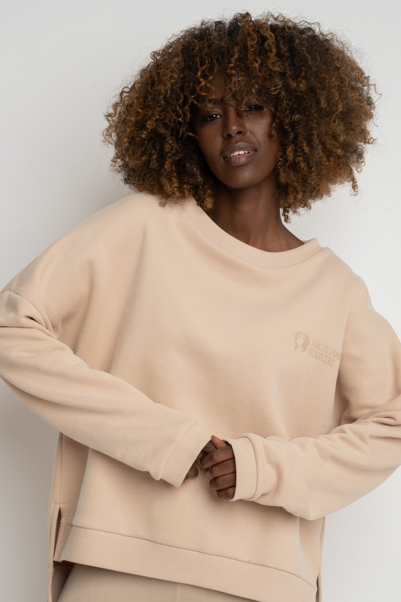 BLUZA O KROJU REGULAR FIT Z DŁUŻSZYM TYŁEM BEŻOWA - COOK