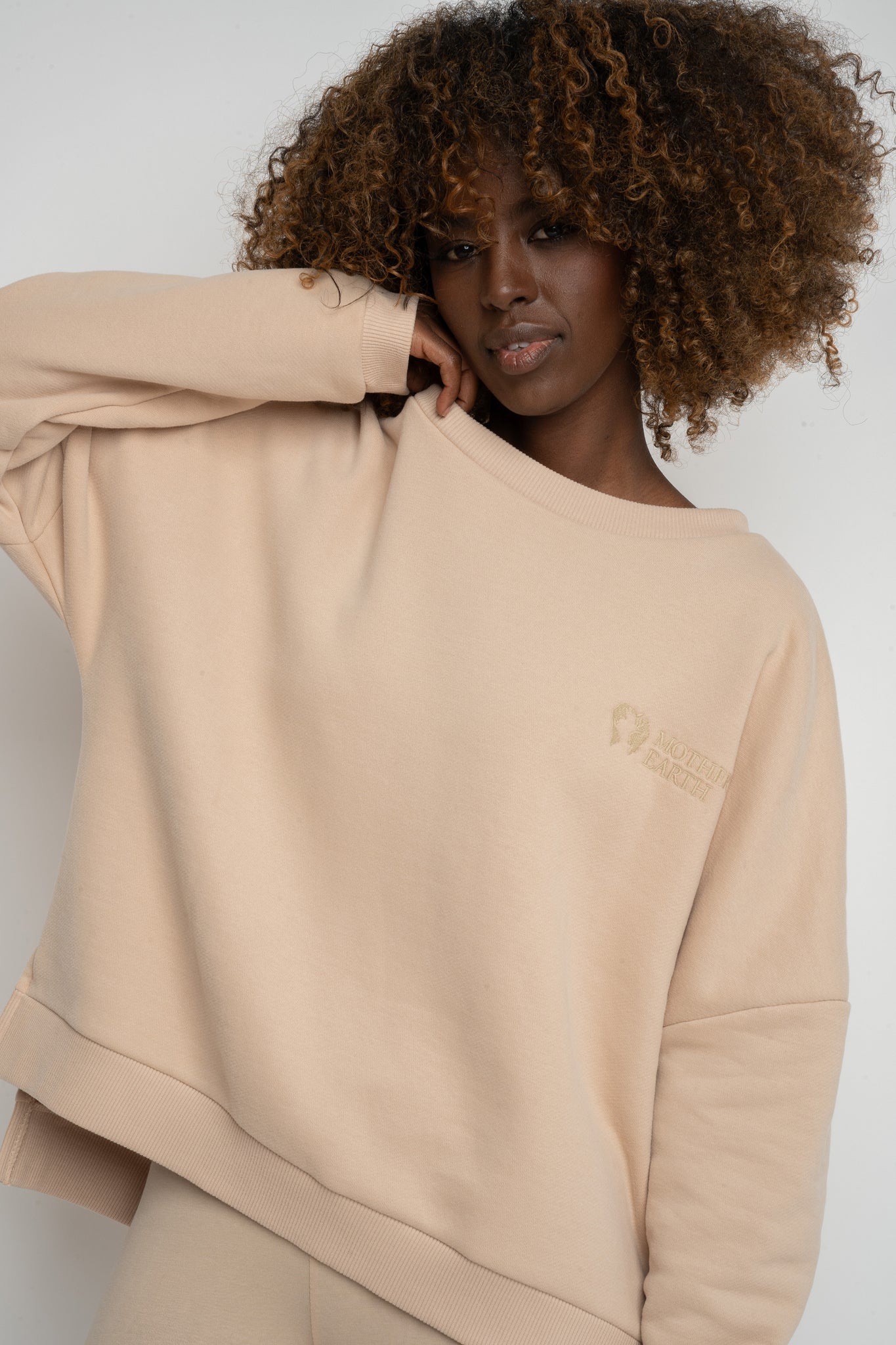 BLUZA O KROJU REGULAR FIT Z DŁUŻSZYM TYŁEM BEŻOWA - COOK
