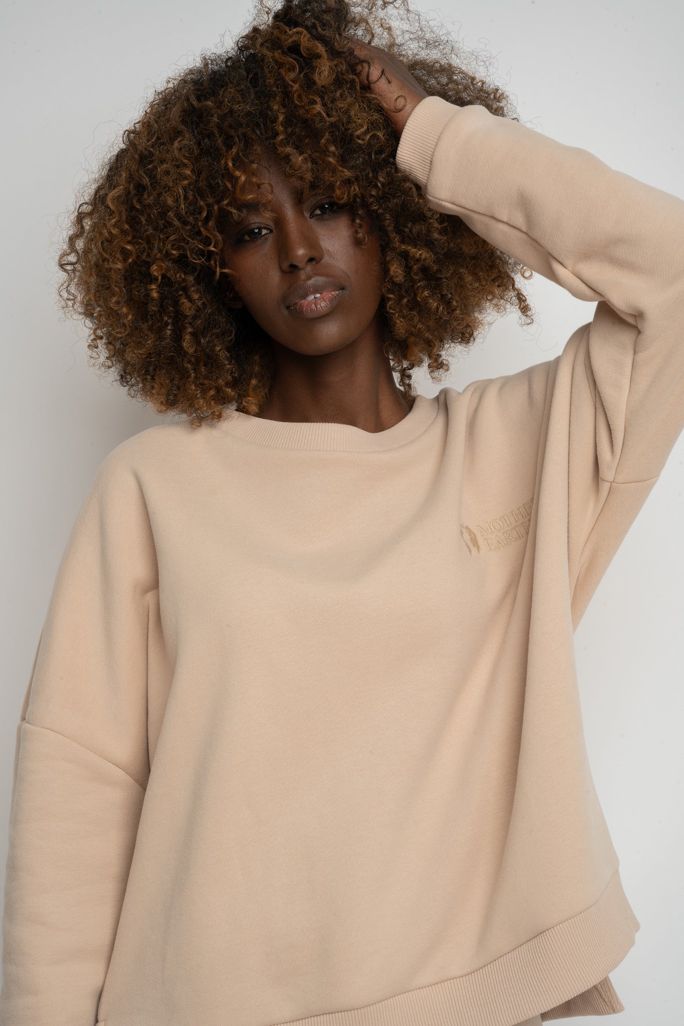 BLUZA O KROJU REGULAR FIT Z DŁUŻSZYM TYŁEM BEŻOWA - COOK