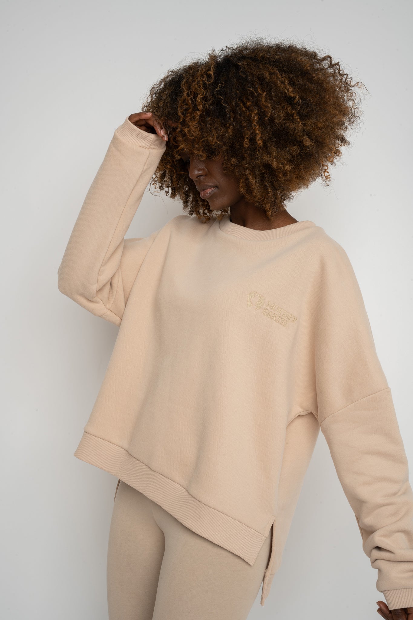 BLUZA O KROJU REGULAR FIT Z DŁUŻSZYM TYŁEM BEŻOWA - COOK
