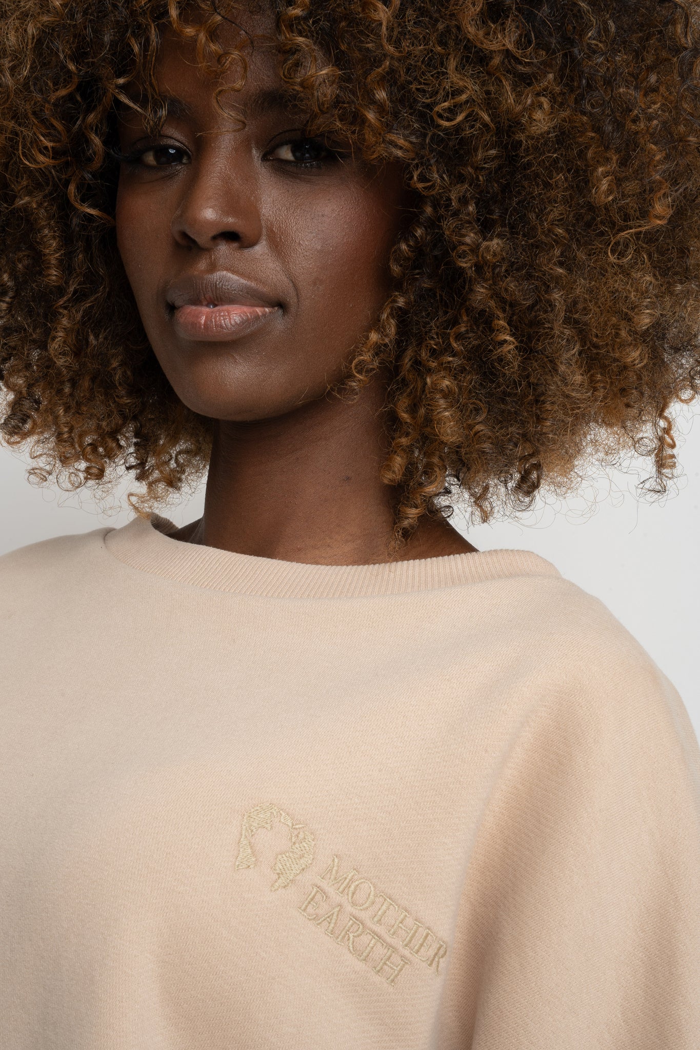 BLUZA O KROJU REGULAR FIT Z DŁUŻSZYM TYŁEM BEŻOWA - COOK