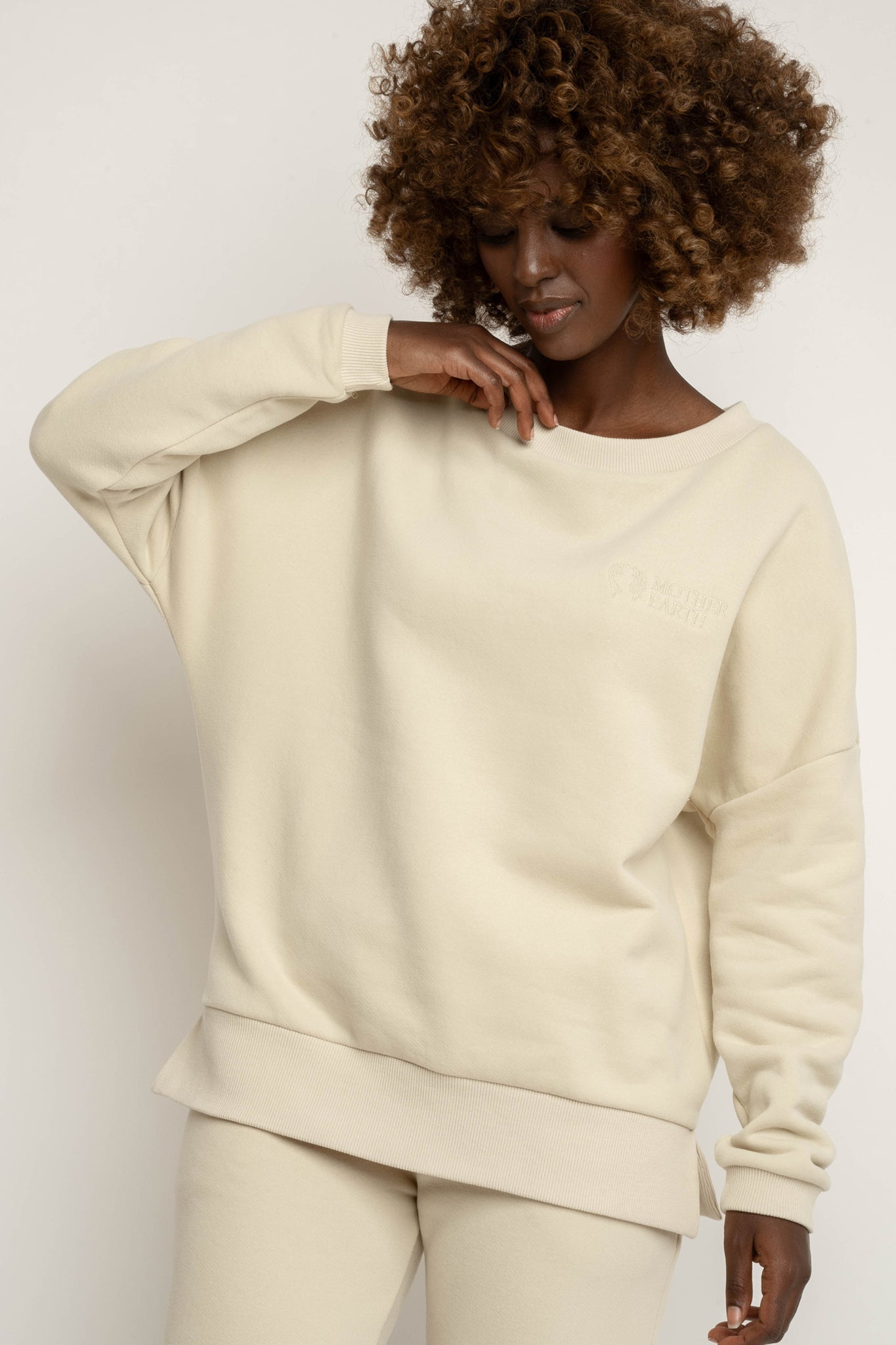 BLUZA OVERSIZE Z SZEROKIM DEKOLTEM JASNOBEŻOWA - MULL
