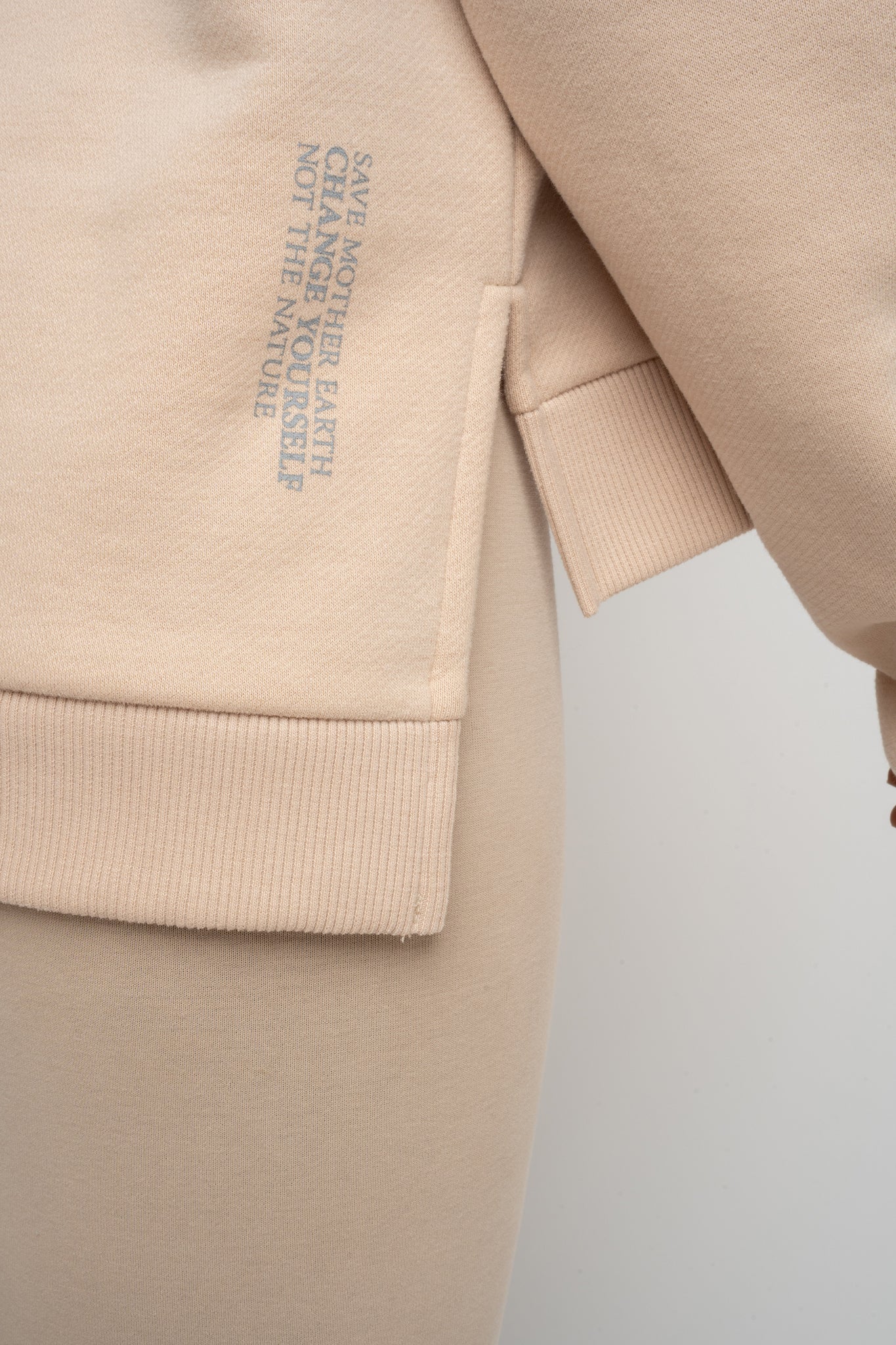 BLUZA O KROJU REGULAR FIT Z DŁUŻSZYM TYŁEM BEŻOWA - COOK