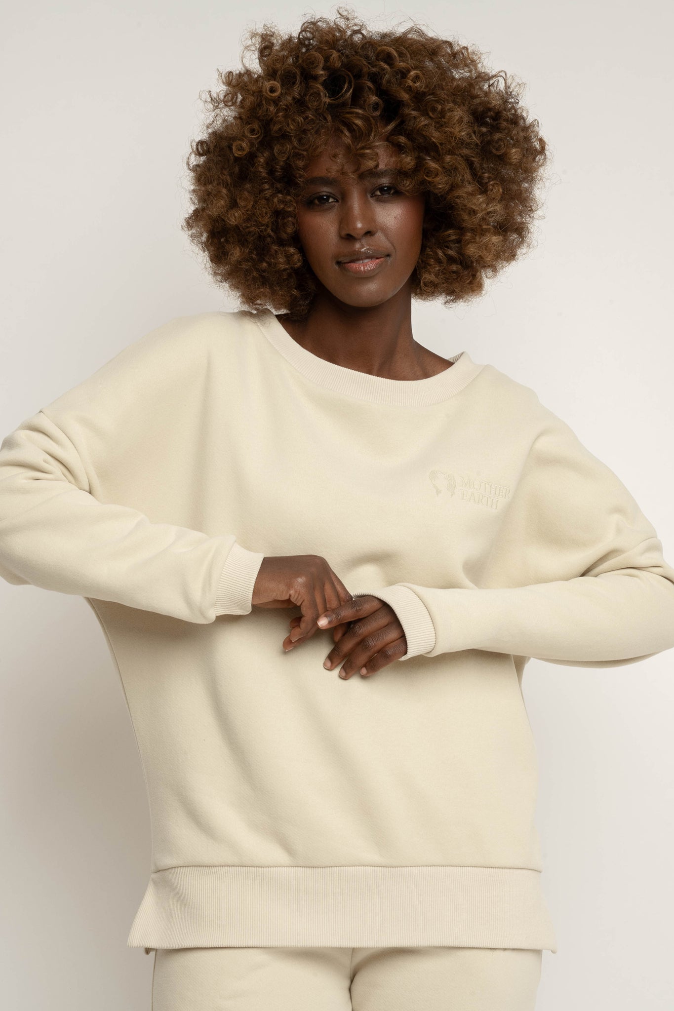 BLUZA OVERSIZE Z SZEROKIM DEKOLTEM JASNOBEŻOWA - MULL