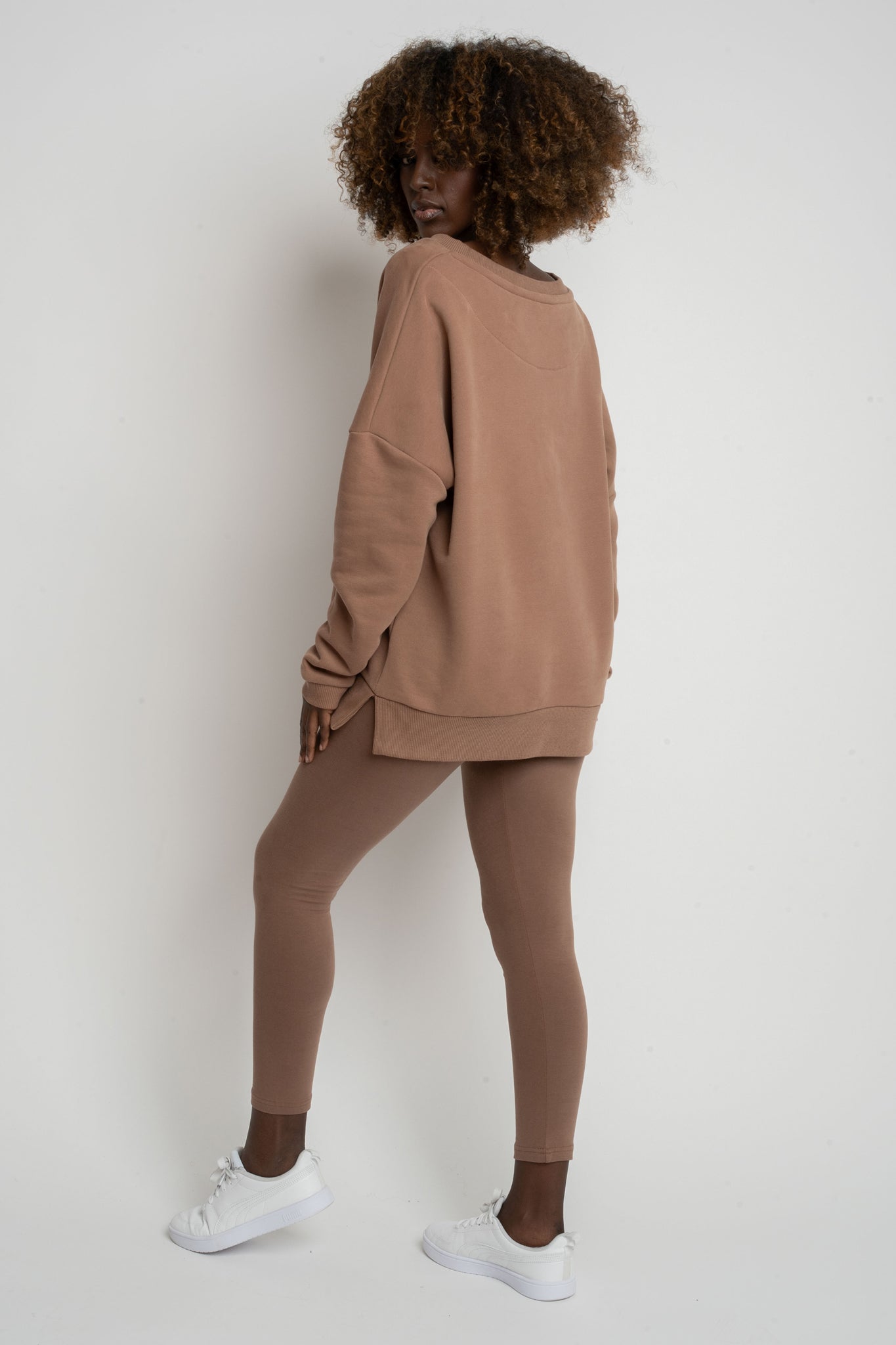 BLUZA OVERSIZE Z SZEROKIM DEKOLTEM 2nd DROP BRĄZOWA - MULL