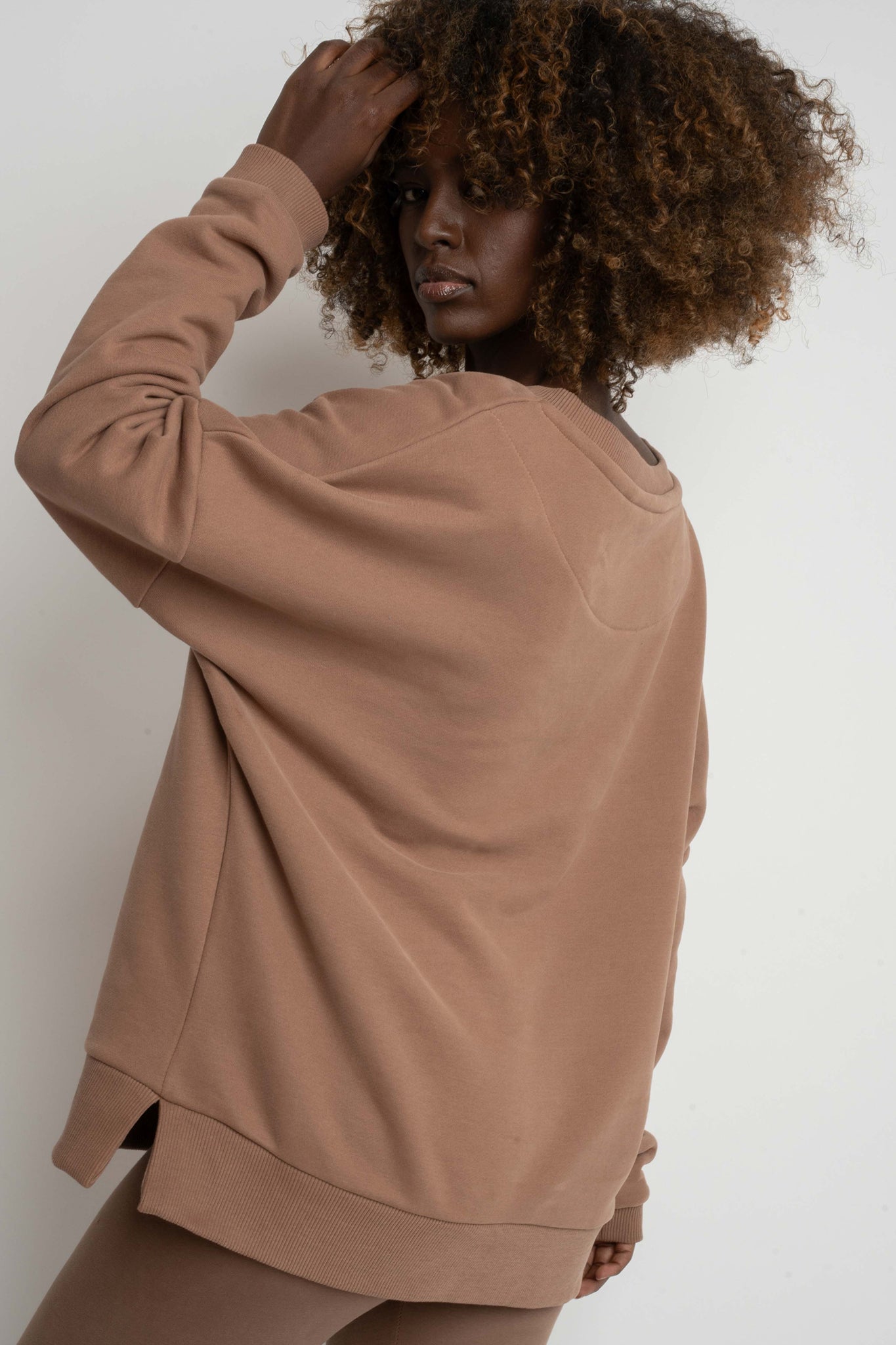 BLUZA OVERSIZE Z SZEROKIM DEKOLTEM 2nd DROP BRĄZOWA - MULL