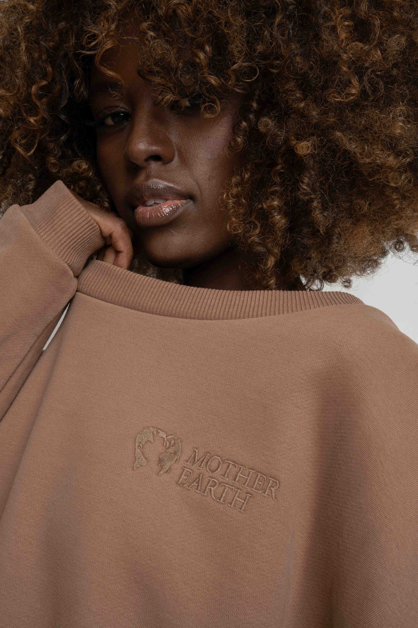 BLUZA OVERSIZE Z SZEROKIM DEKOLTEM 2nd DROP BRĄZOWA - MULL