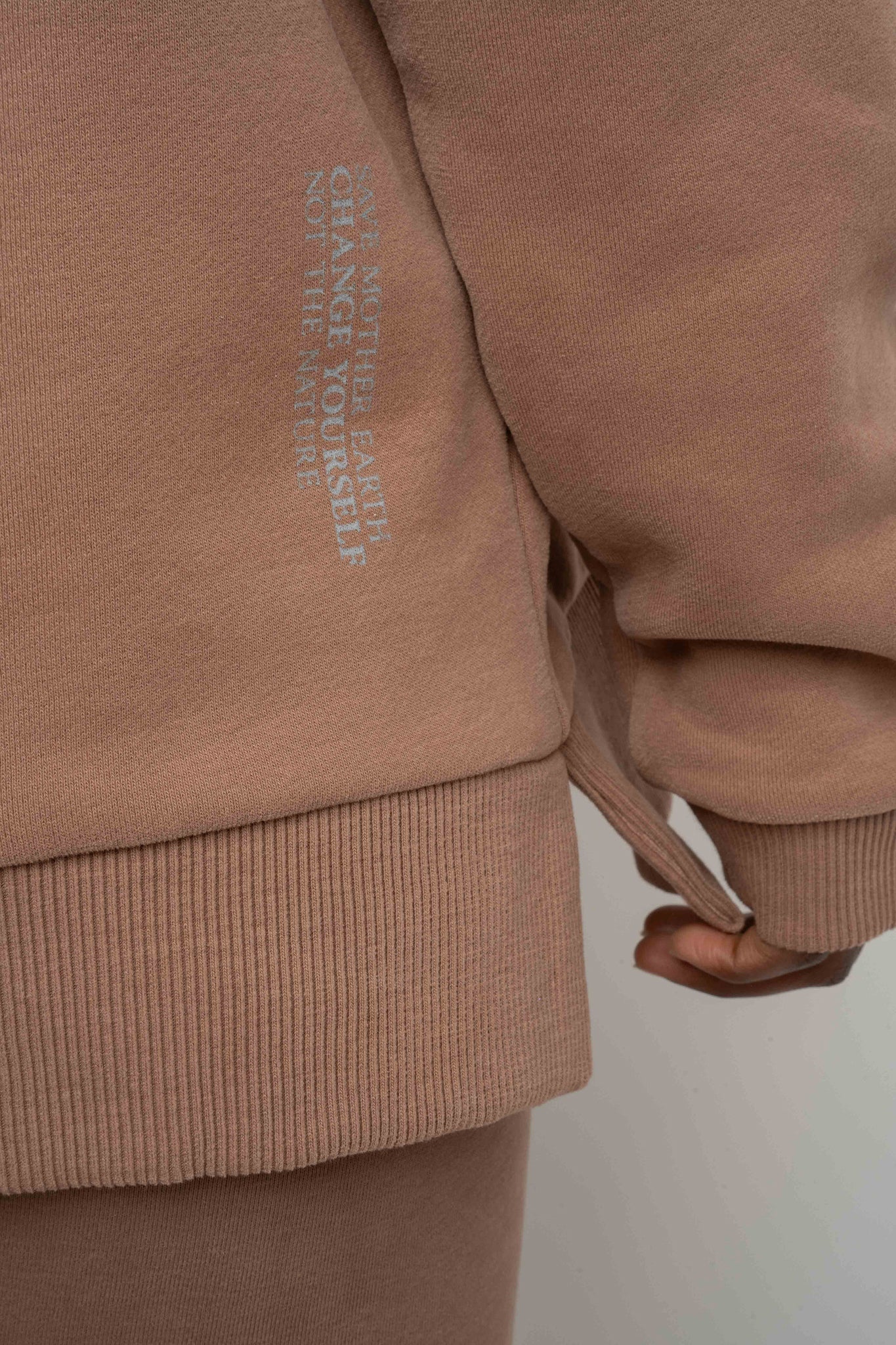 BLUZA OVERSIZE Z SZEROKIM DEKOLTEM 2nd DROP BRĄZOWA - MULL