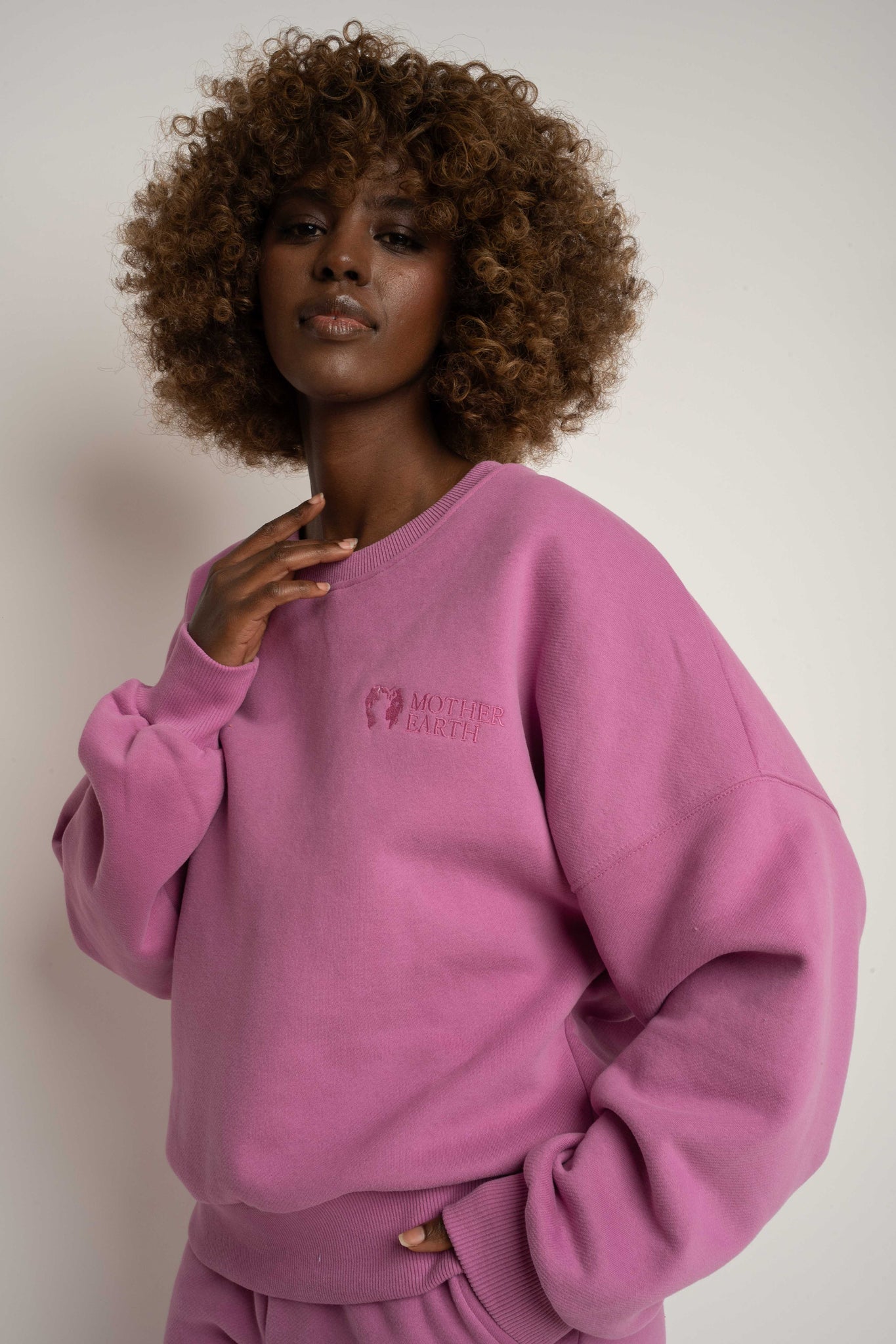 BLUZA TYPU CREWNECK CUKIERKOWY RÓŻ - OZARK