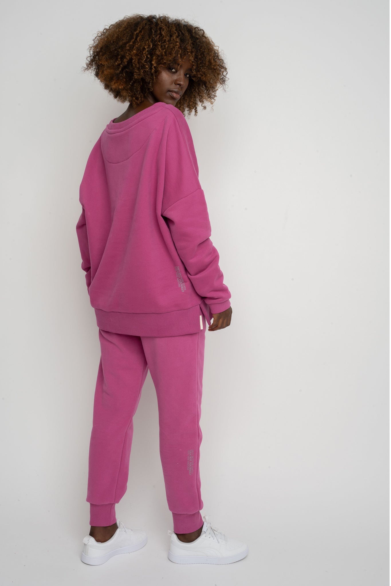 BLUZA OVERSIZE Z SZEROKIM DEKOLTEM 2nd DROP RÓŻOWA - MULL