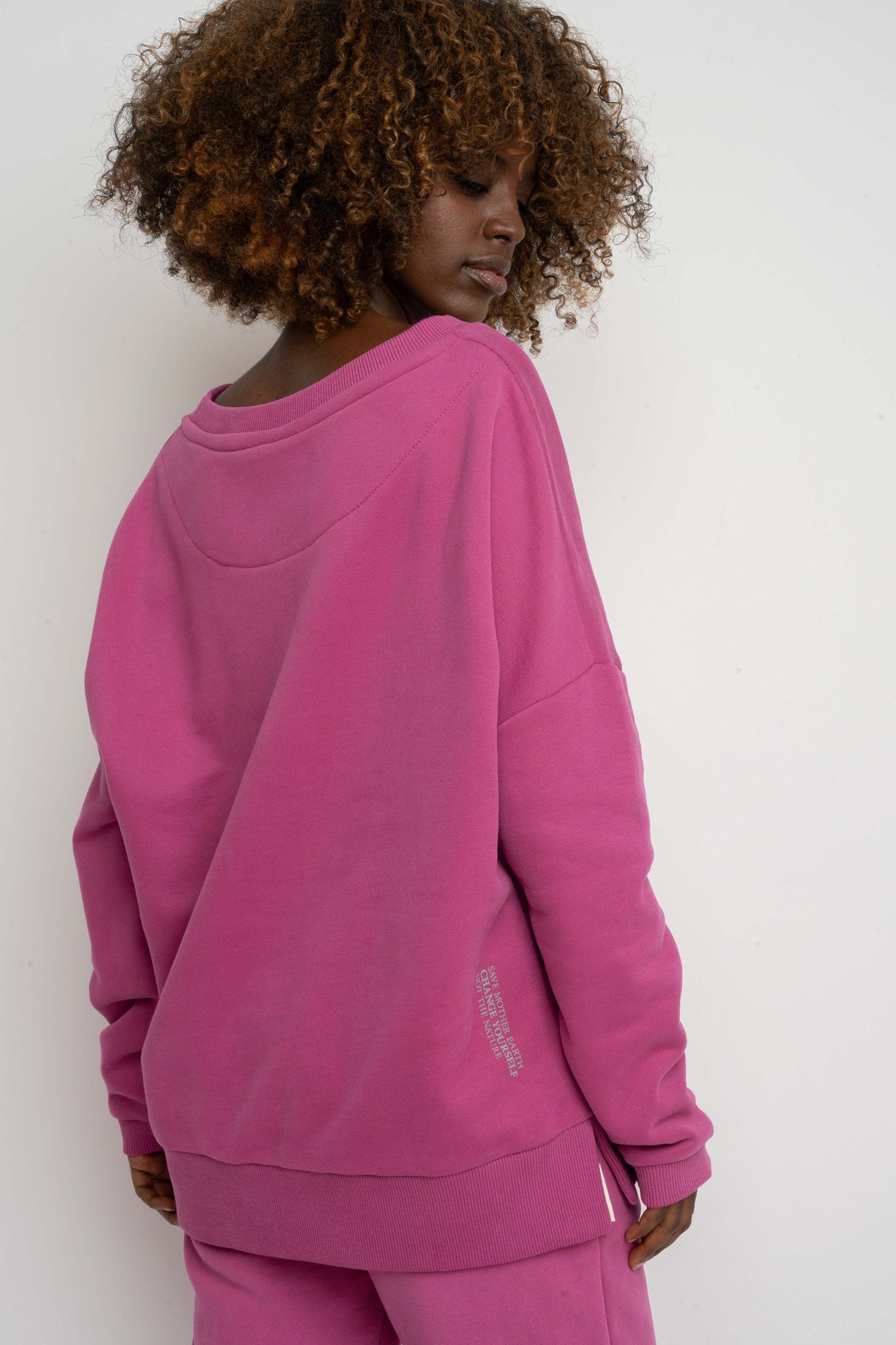 BLUZA OVERSIZE Z SZEROKIM DEKOLTEM 2nd DROP RÓŻOWA - MULL