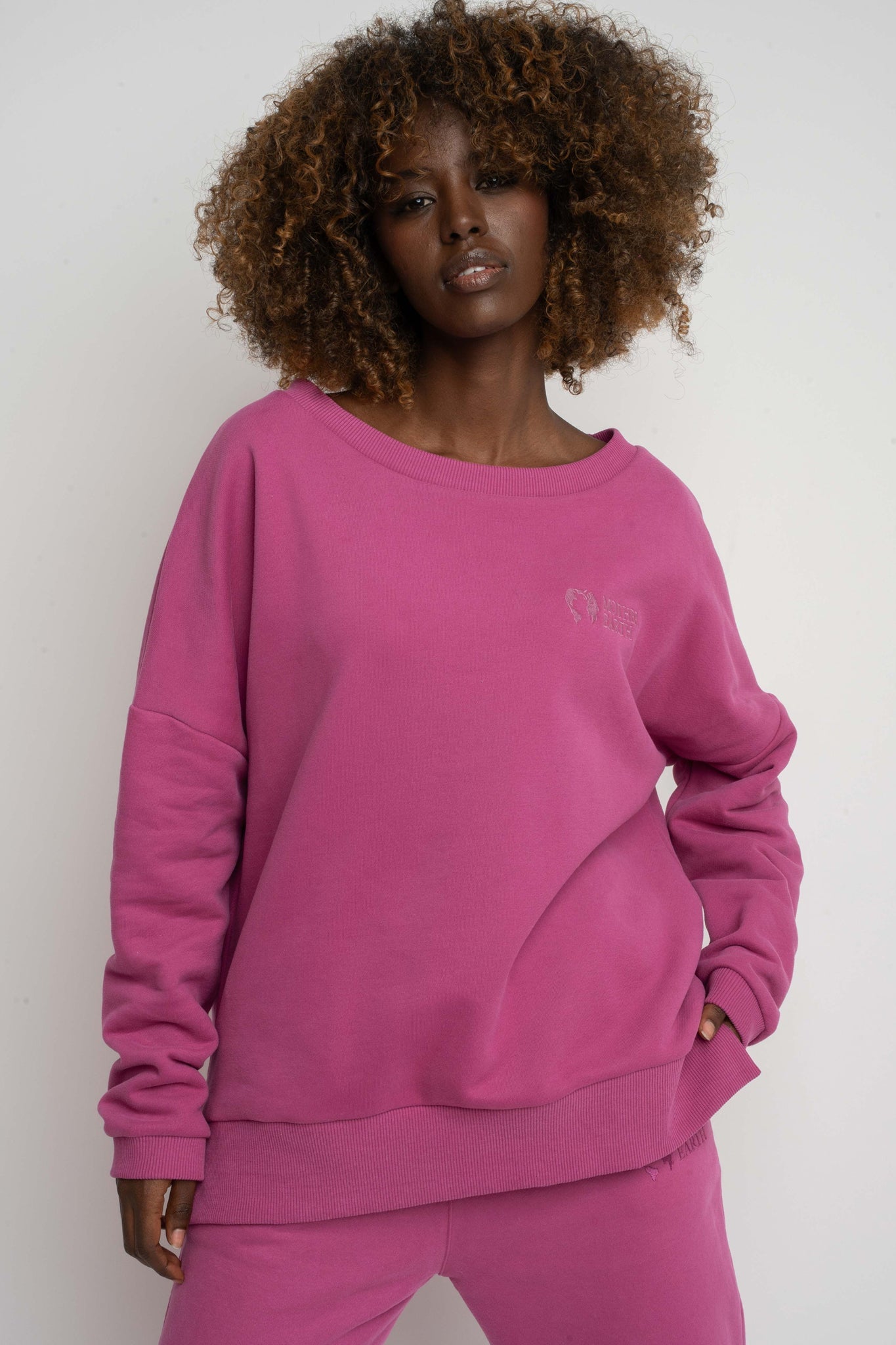 BLUZA OVERSIZE Z SZEROKIM DEKOLTEM 2nd DROP RÓŻOWA - MULL