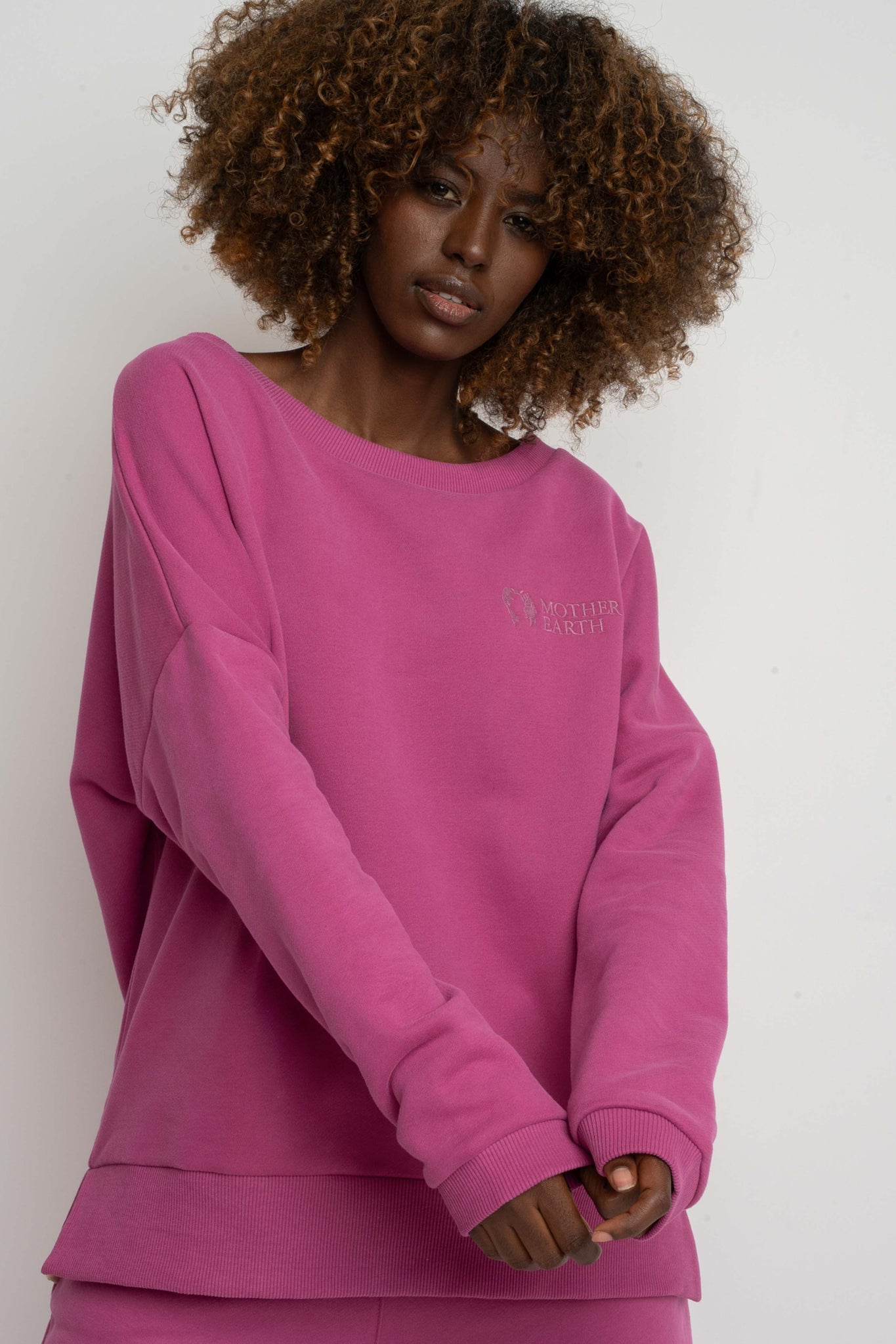 BLUZA OVERSIZE Z SZEROKIM DEKOLTEM 2nd DROP RÓŻOWA - MULL