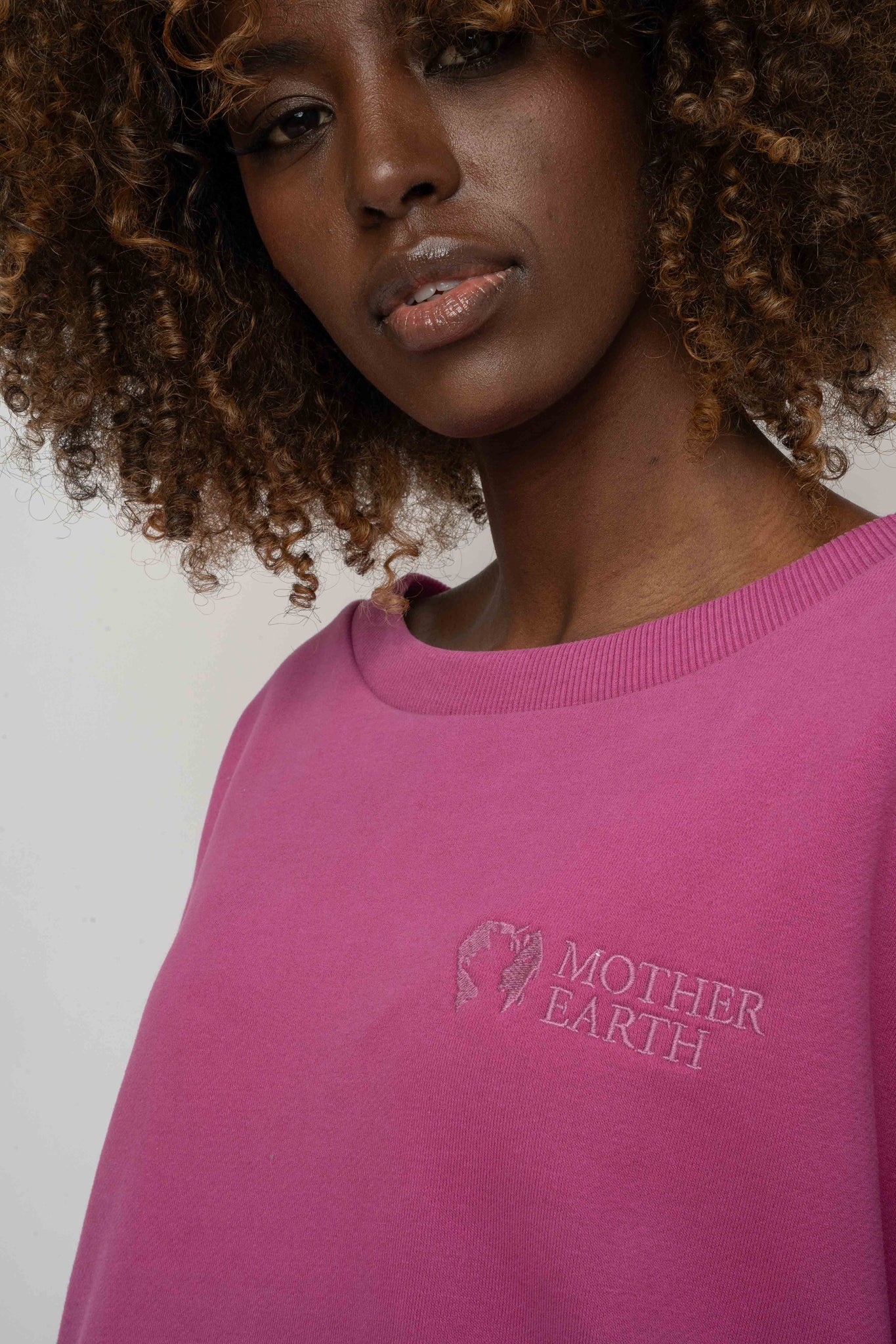 BLUZA OVERSIZE Z SZEROKIM DEKOLTEM 2nd DROP RÓŻOWA - MULL