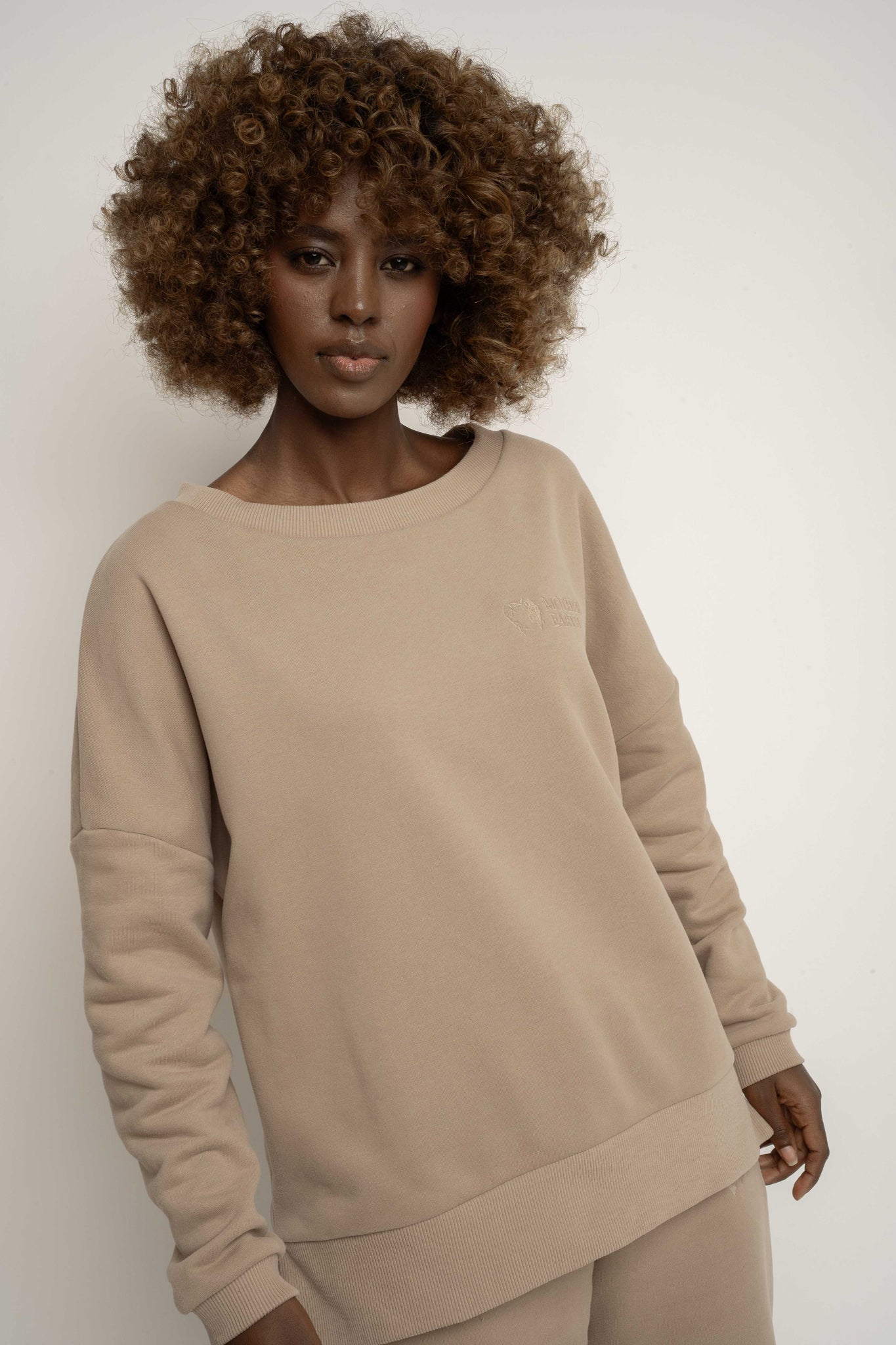 BLUZA OVERSIZE Z SZEROKIM DEKOLTEM JASNOBRĄZOWA - MULL