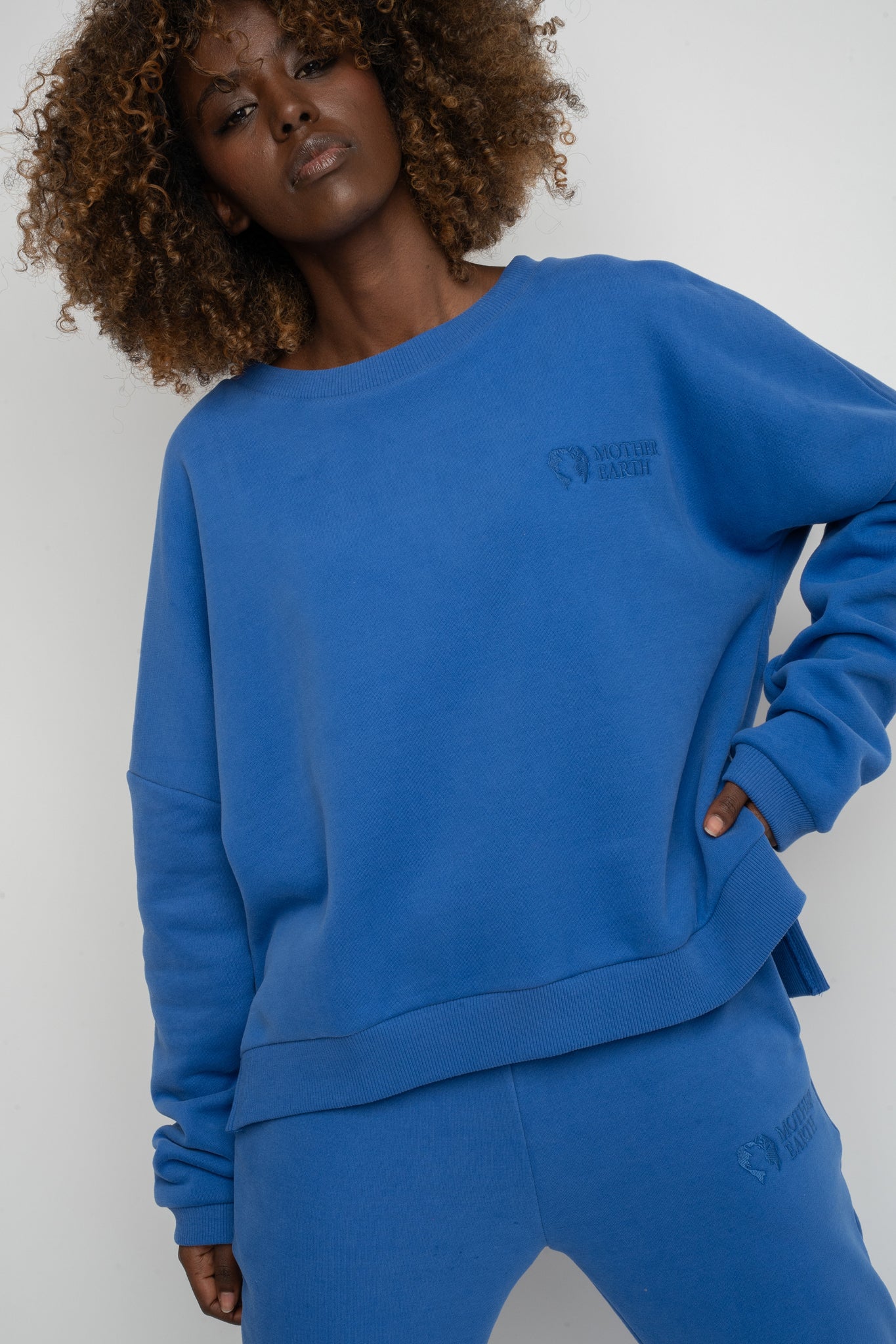 BLUZA O KROJU REGULAR FIT Z DŁUŻSZYM TYŁEM CHABROWA - COOK