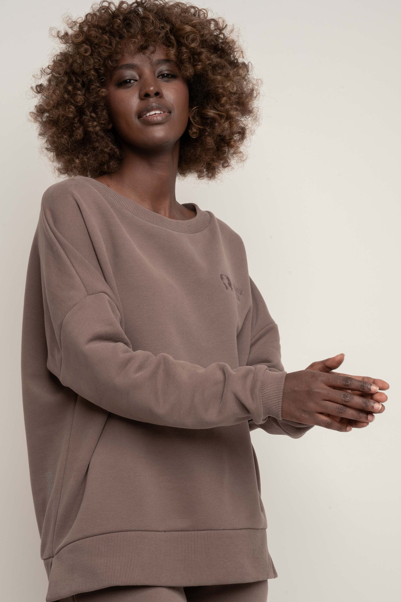 BLUZA OVERSIZE Z SZEROKIM DEKOLTEM CAPPUCCINO - MULL
