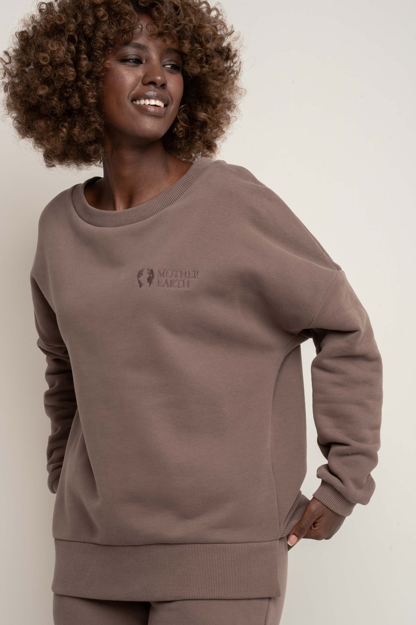 BLUZA OVERSIZE Z SZEROKIM DEKOLTEM CAPPUCCINO - MULL