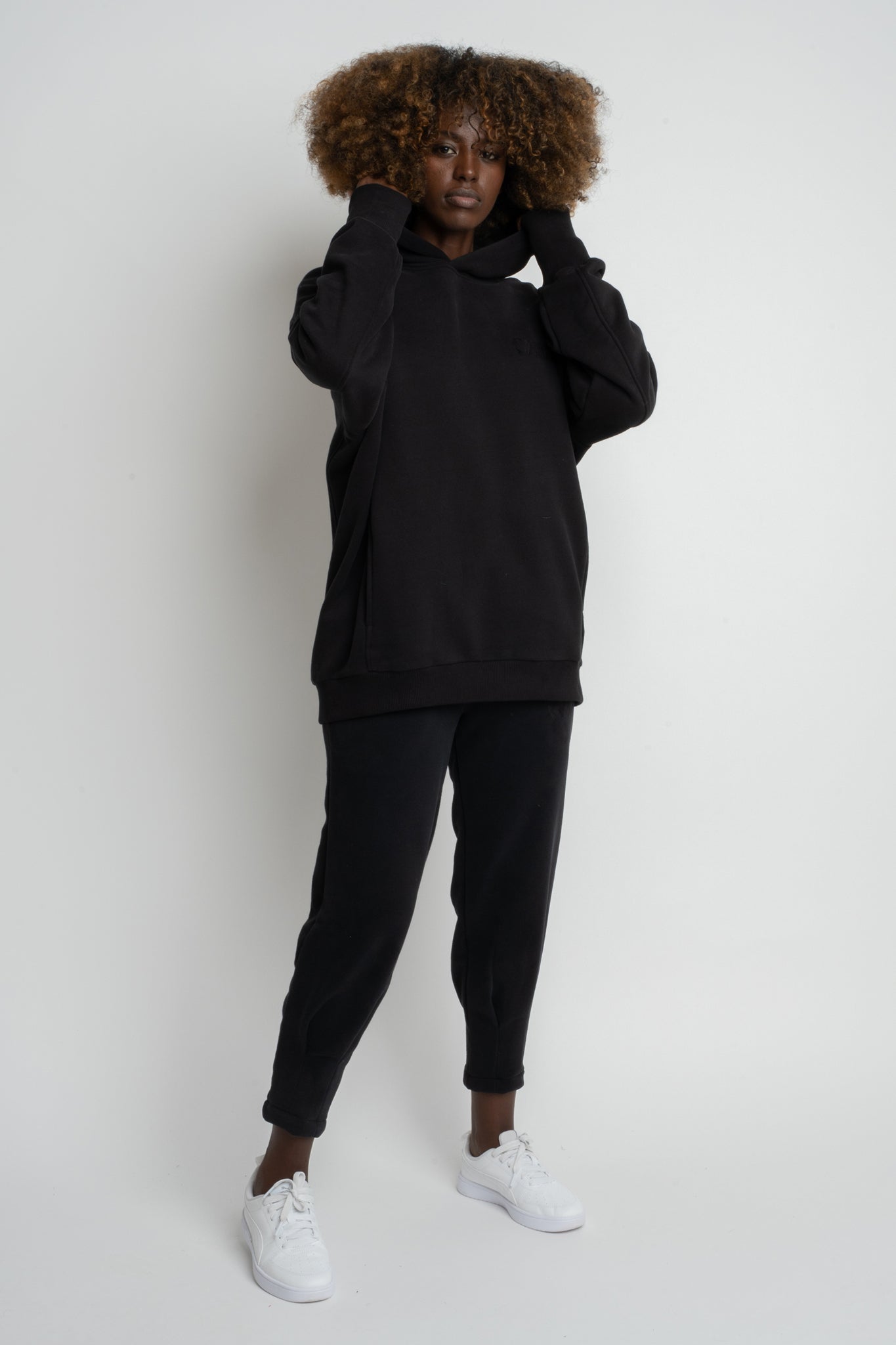 BLUZA OVERSIZE Z KAPTUREM CZARNA- EGERIA