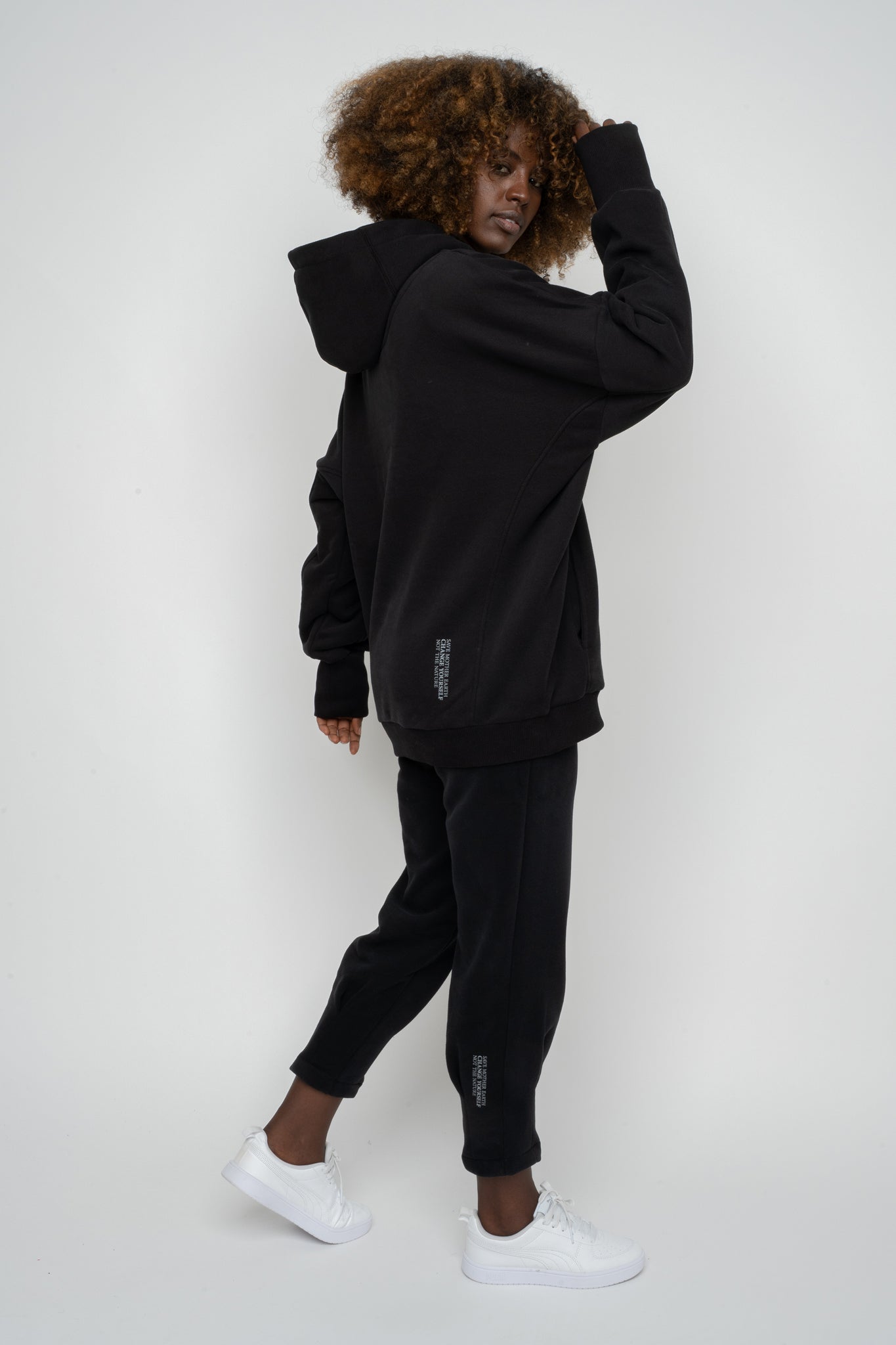 BLUZA OVERSIZE Z KAPTUREM CZARNA- EGERIA