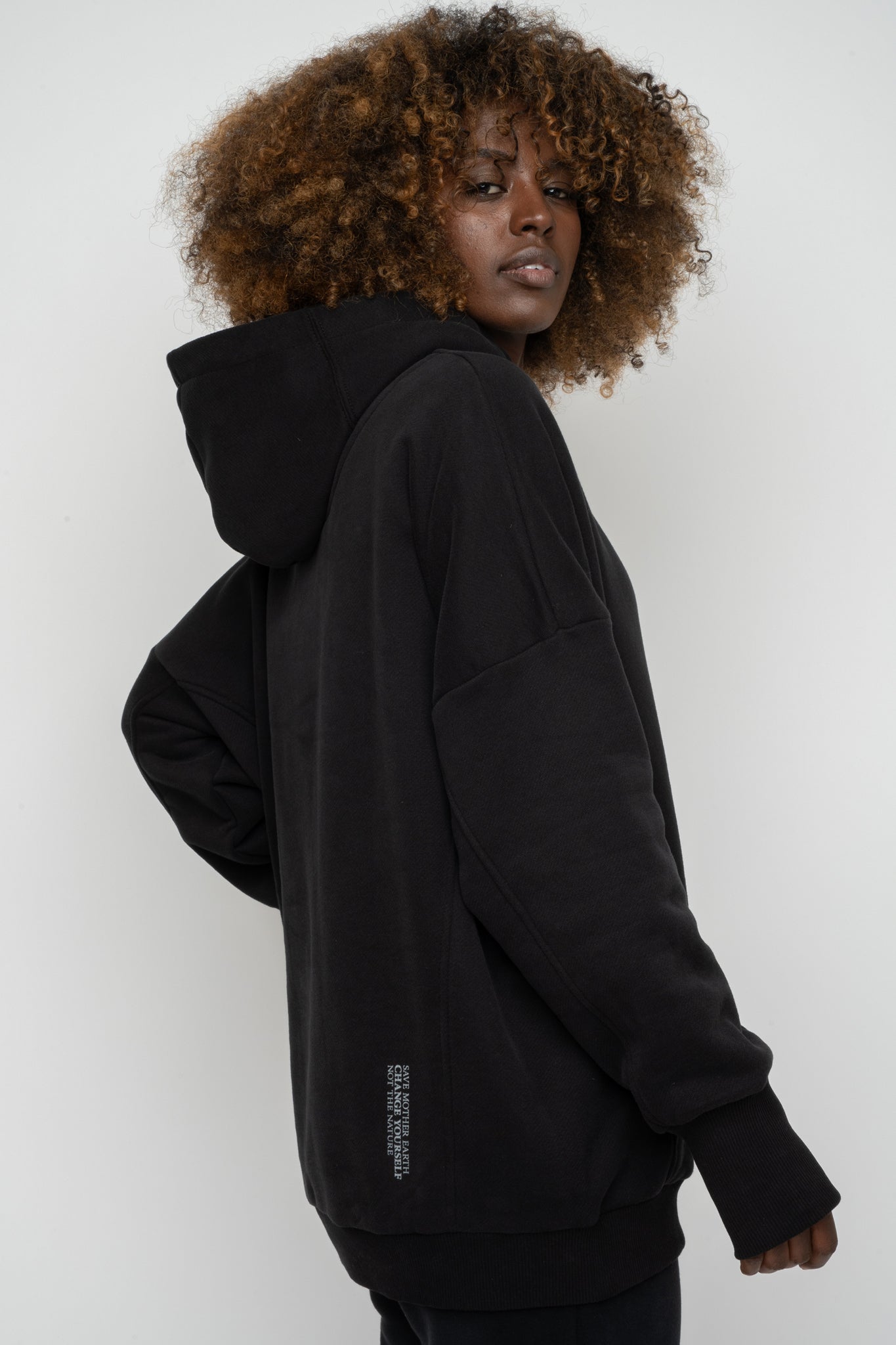 BLUZA OVERSIZE Z KAPTUREM CZARNA- EGERIA