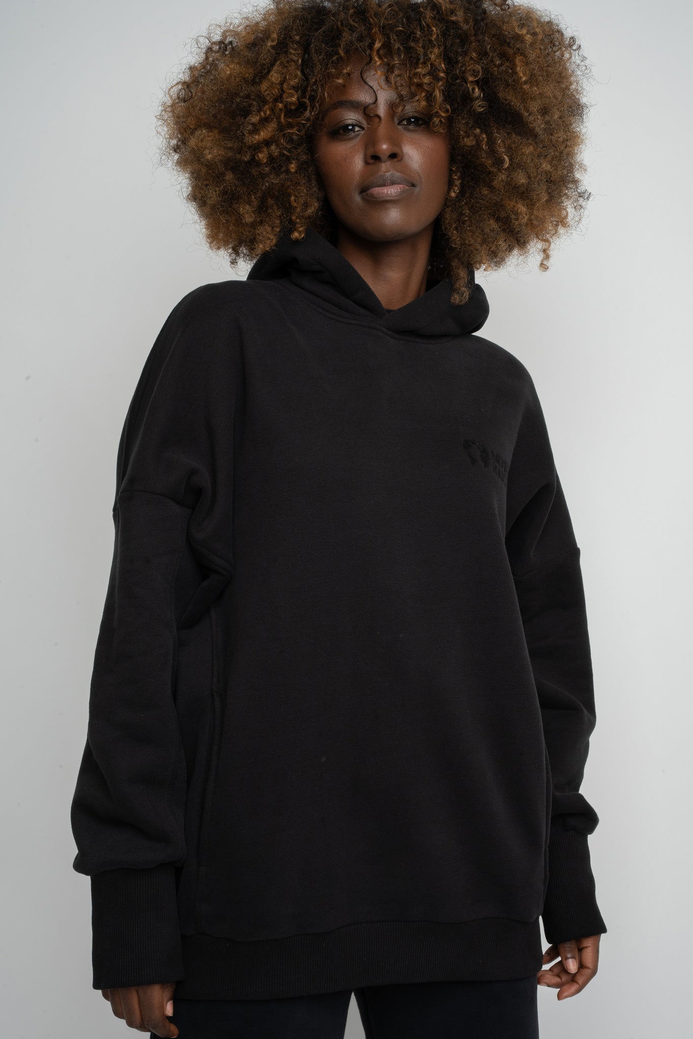 BLUZA OVERSIZE Z KAPTUREM CZARNA- EGERIA