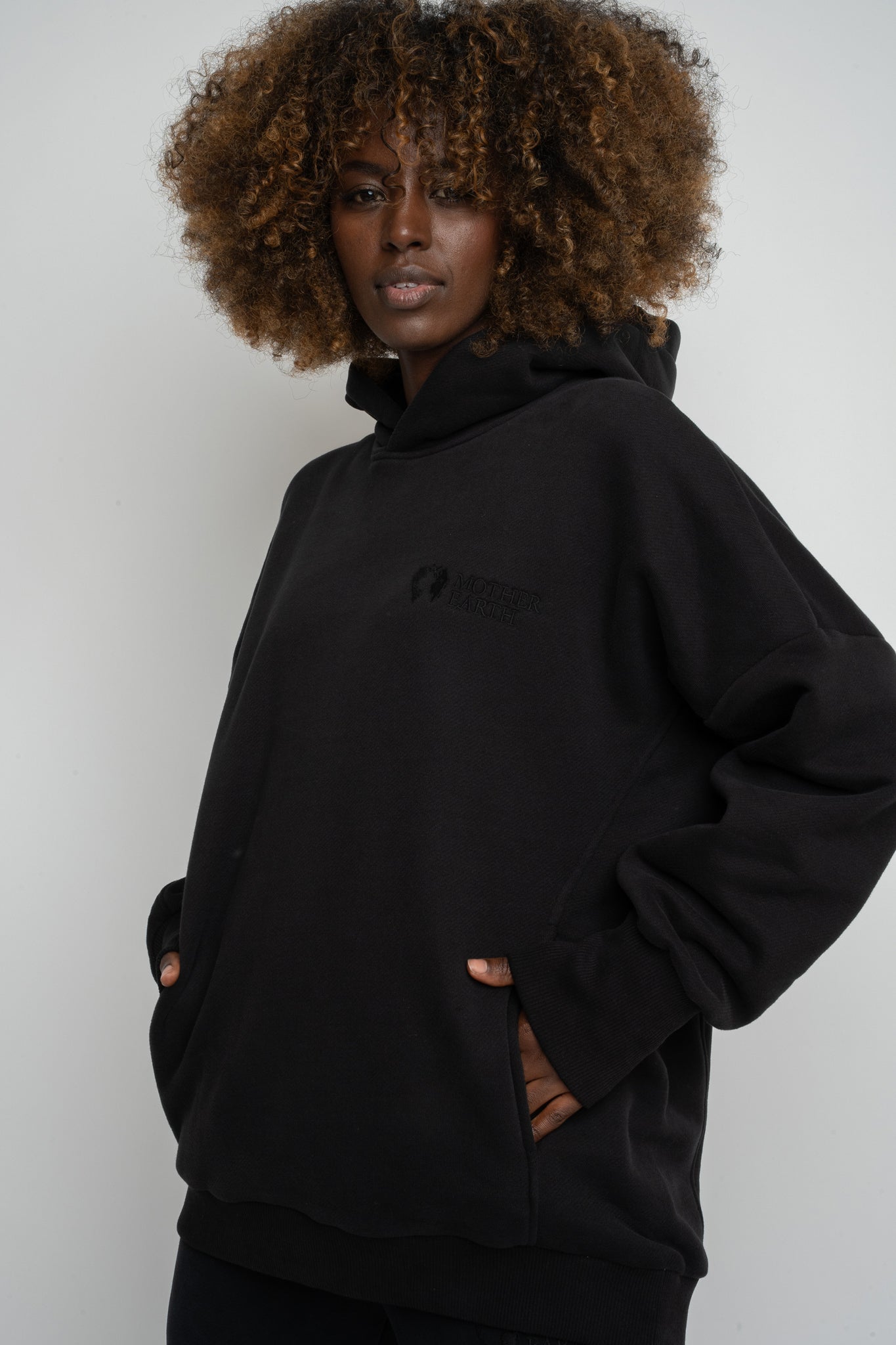 BLUZA OVERSIZE Z KAPTUREM CZARNA- EGERIA