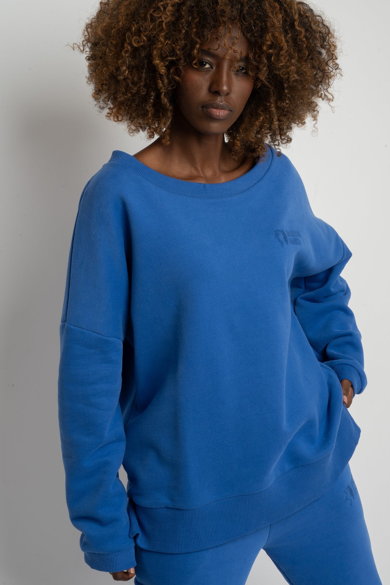 BLUZA OVERSIZE Z SZEROKIM DEKOLTEM CHABROWY  - MULL