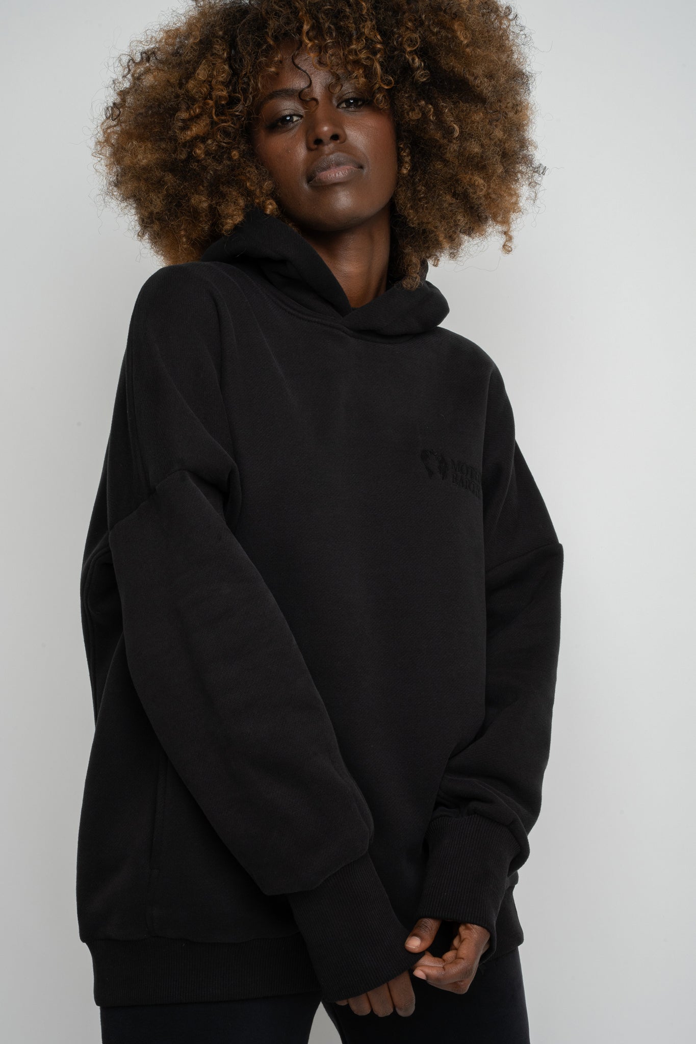 BLUZA OVERSIZE Z KAPTUREM CZARNA- EGERIA