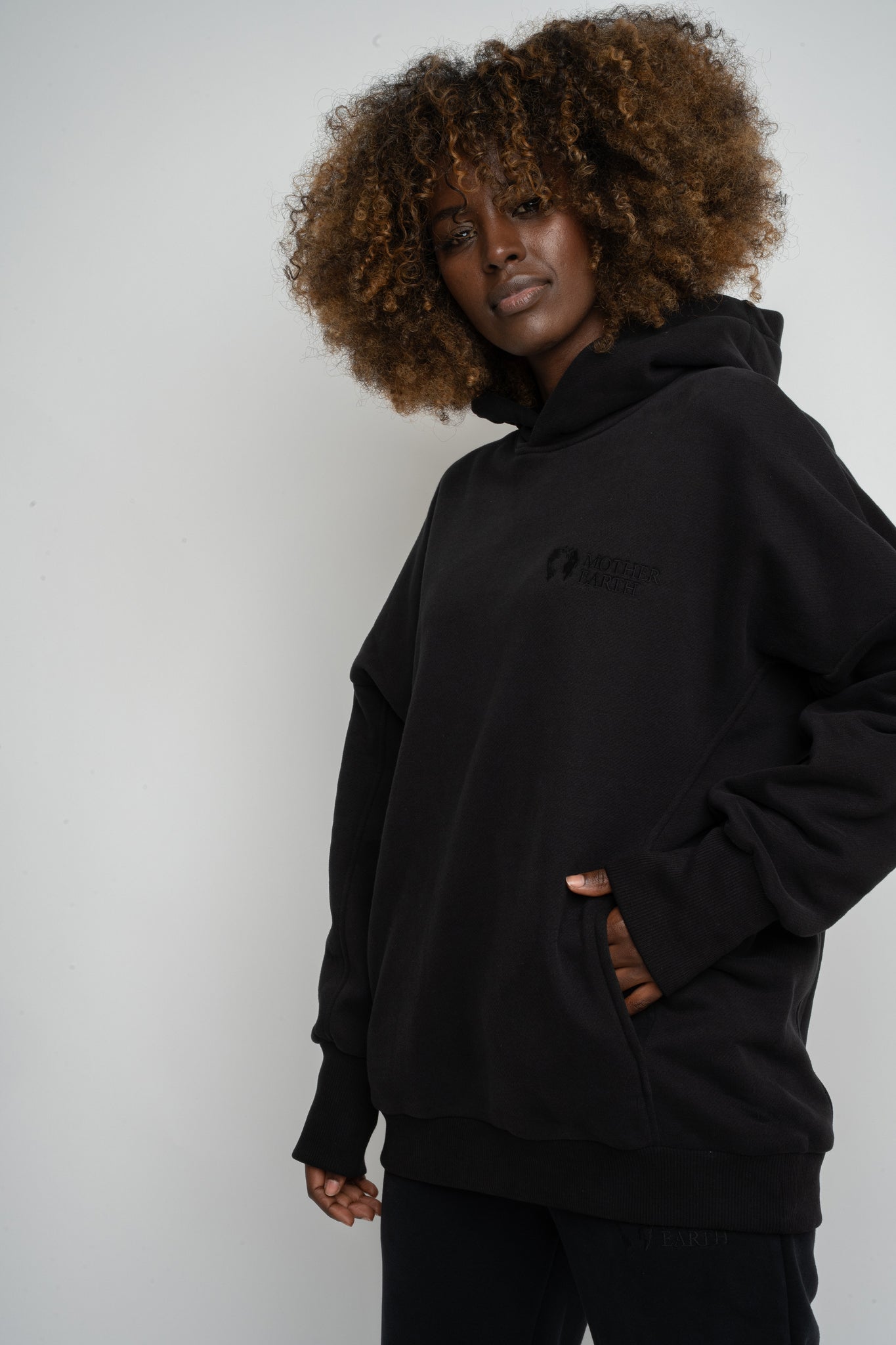 BLUZA OVERSIZE Z KAPTUREM CZARNA- EGERIA