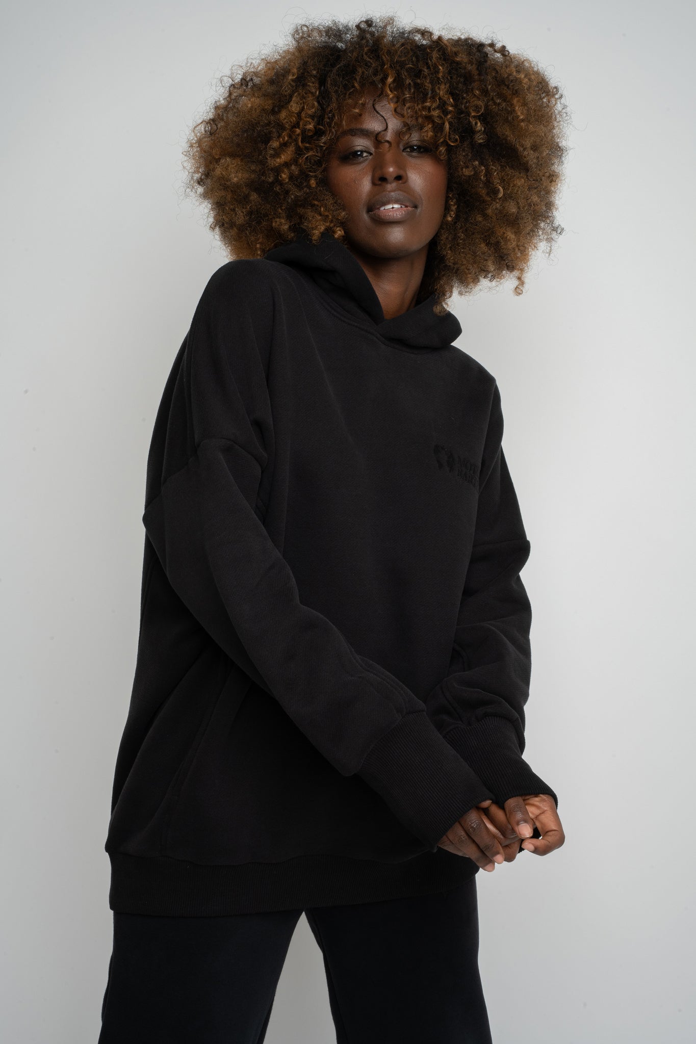 BLUZA OVERSIZE Z KAPTUREM CZARNA- EGERIA